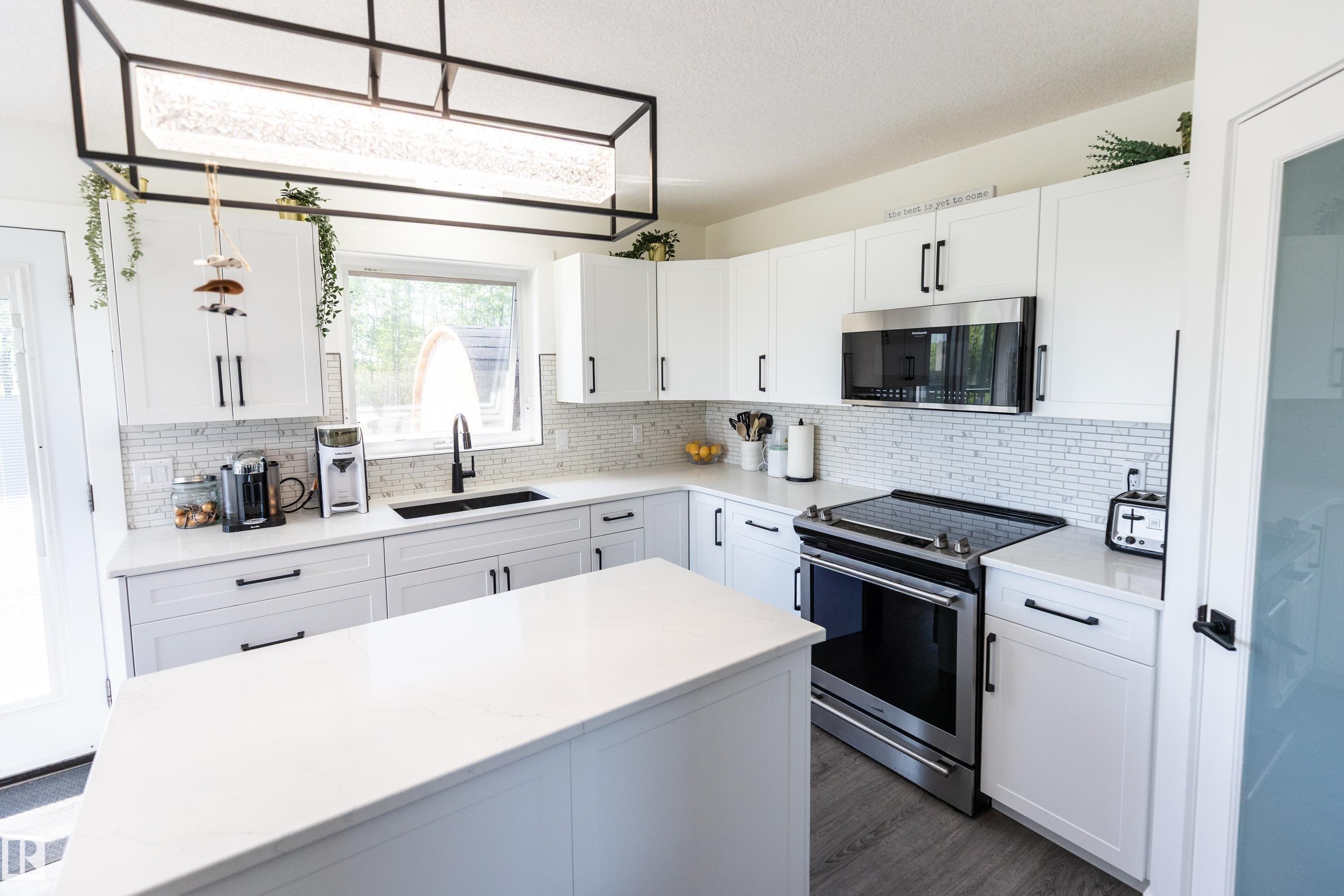 90 22111 Twp Rd 510, Rural Leduc County, AB - Indoor Photo Showing Kitchen With Upgraded Kitchen