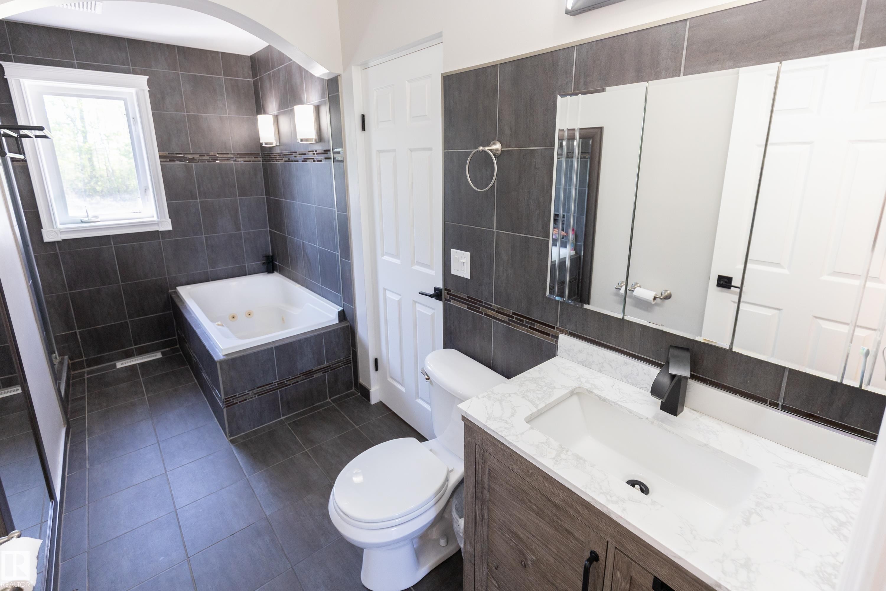 90 22111 Twp Rd 510, Rural Leduc County, AB - Indoor Photo Showing Bathroom