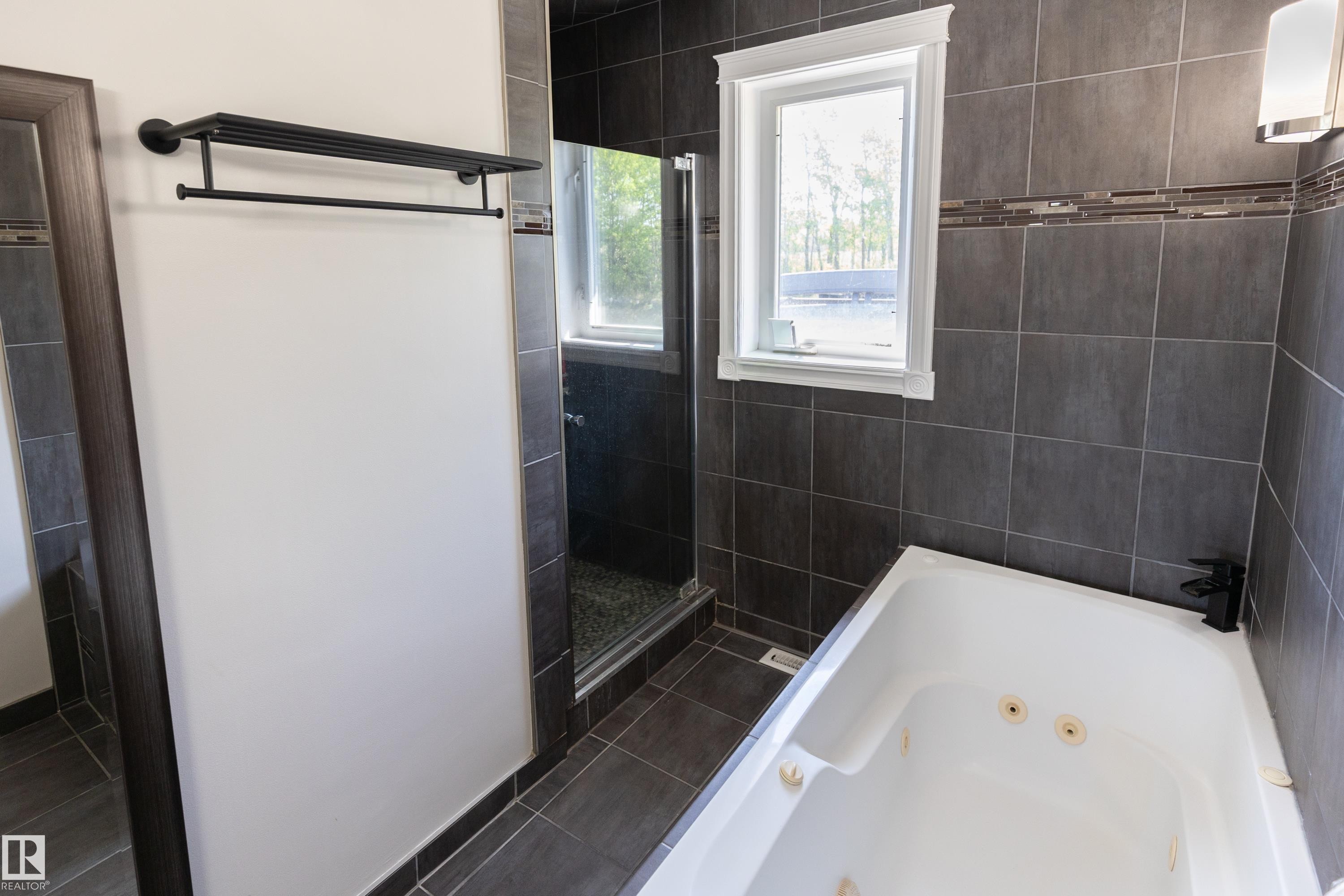 90 22111 Twp Rd 510, Rural Leduc County, AB - Indoor Photo Showing Bathroom