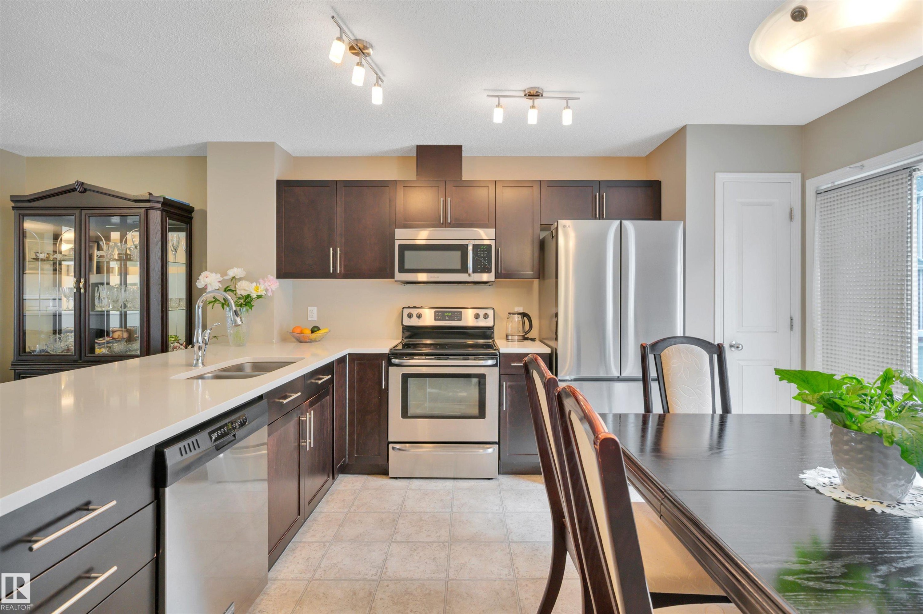 #59 460 Hemingway Rd Nw, Edmonton, AB - Indoor Photo Showing Kitchen With Double Sink With Upgraded Kitchen