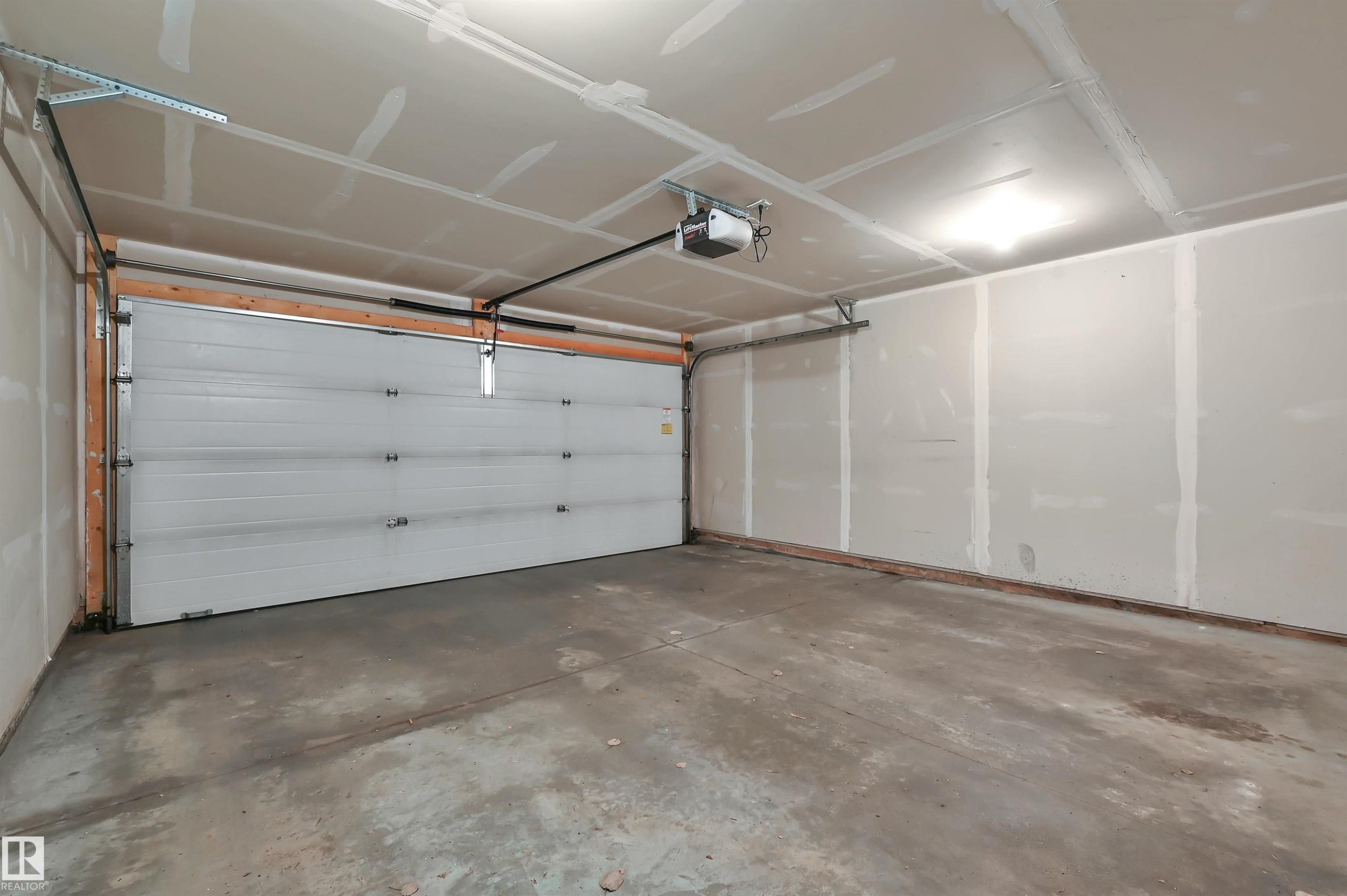 #59 460 Hemingway Rd Nw, Edmonton, AB - Indoor Photo Showing Garage