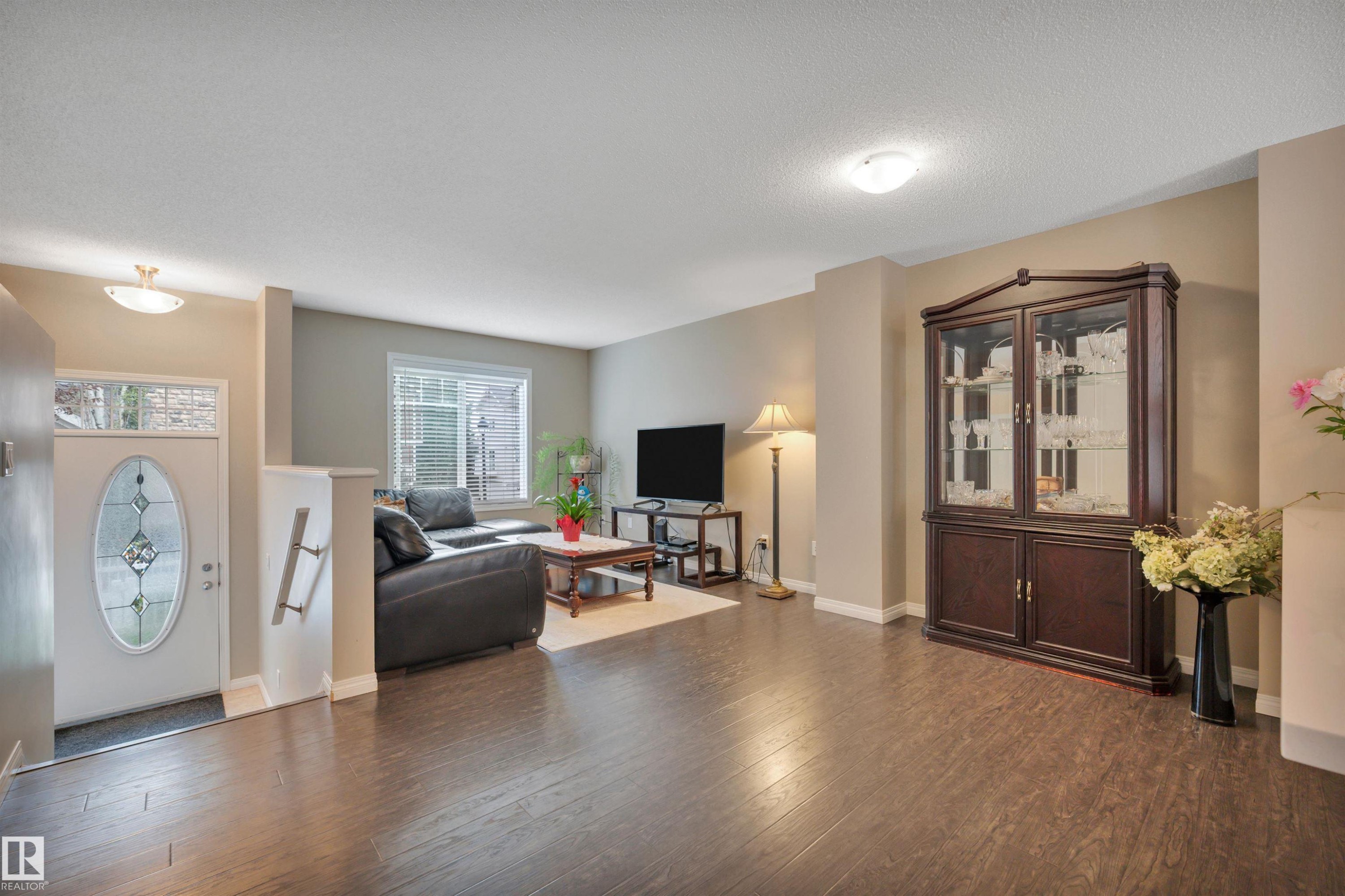 #59 460 Hemingway Rd Nw, Edmonton, AB - Indoor Photo Showing Living Room