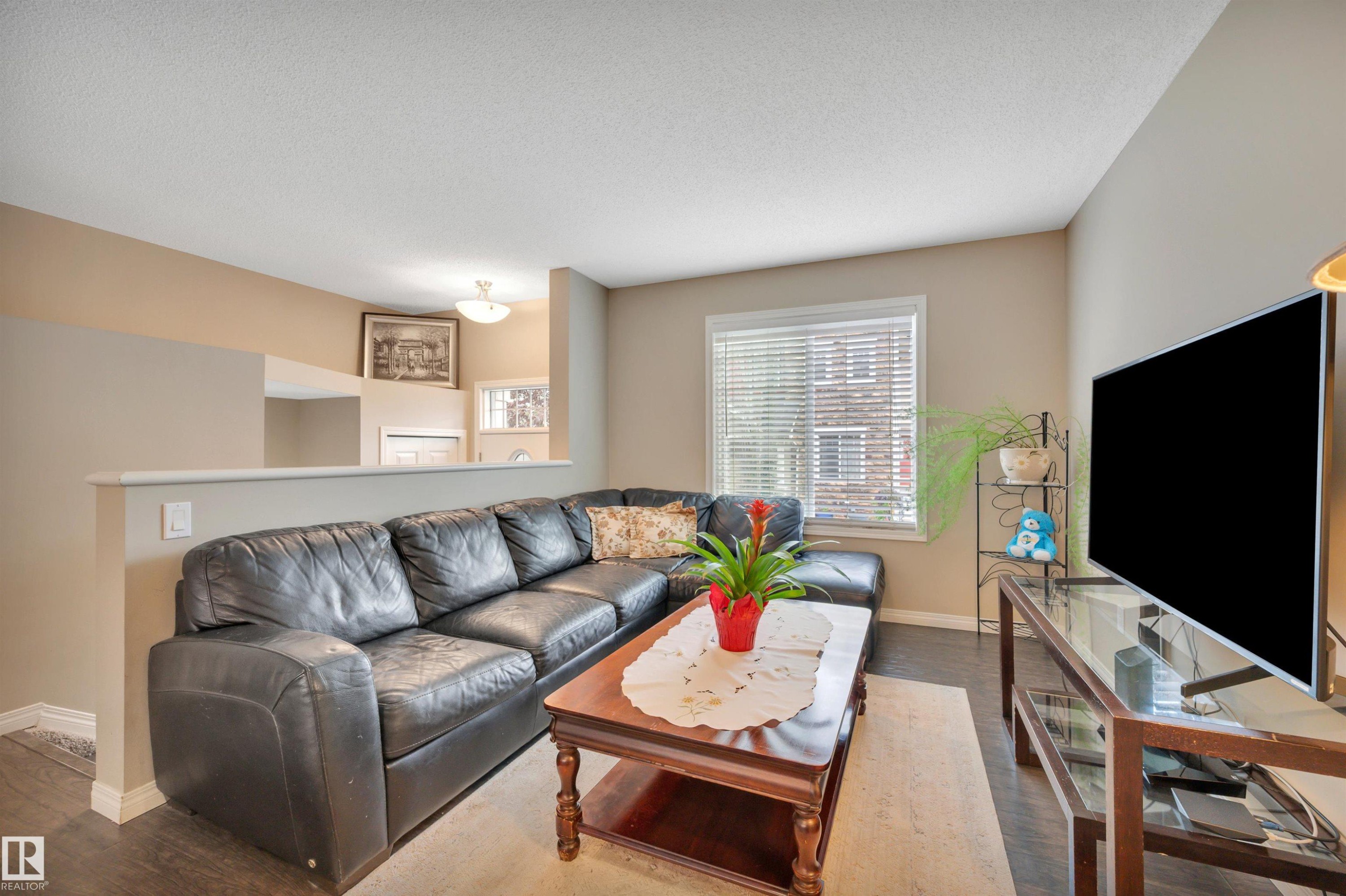 #59 460 Hemingway Rd Nw, Edmonton, AB - Indoor Photo Showing Living Room