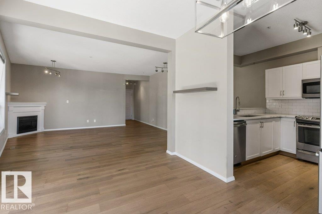 #202 10033 110 St Nw, Edmonton, AB - Indoor Photo Showing Kitchen