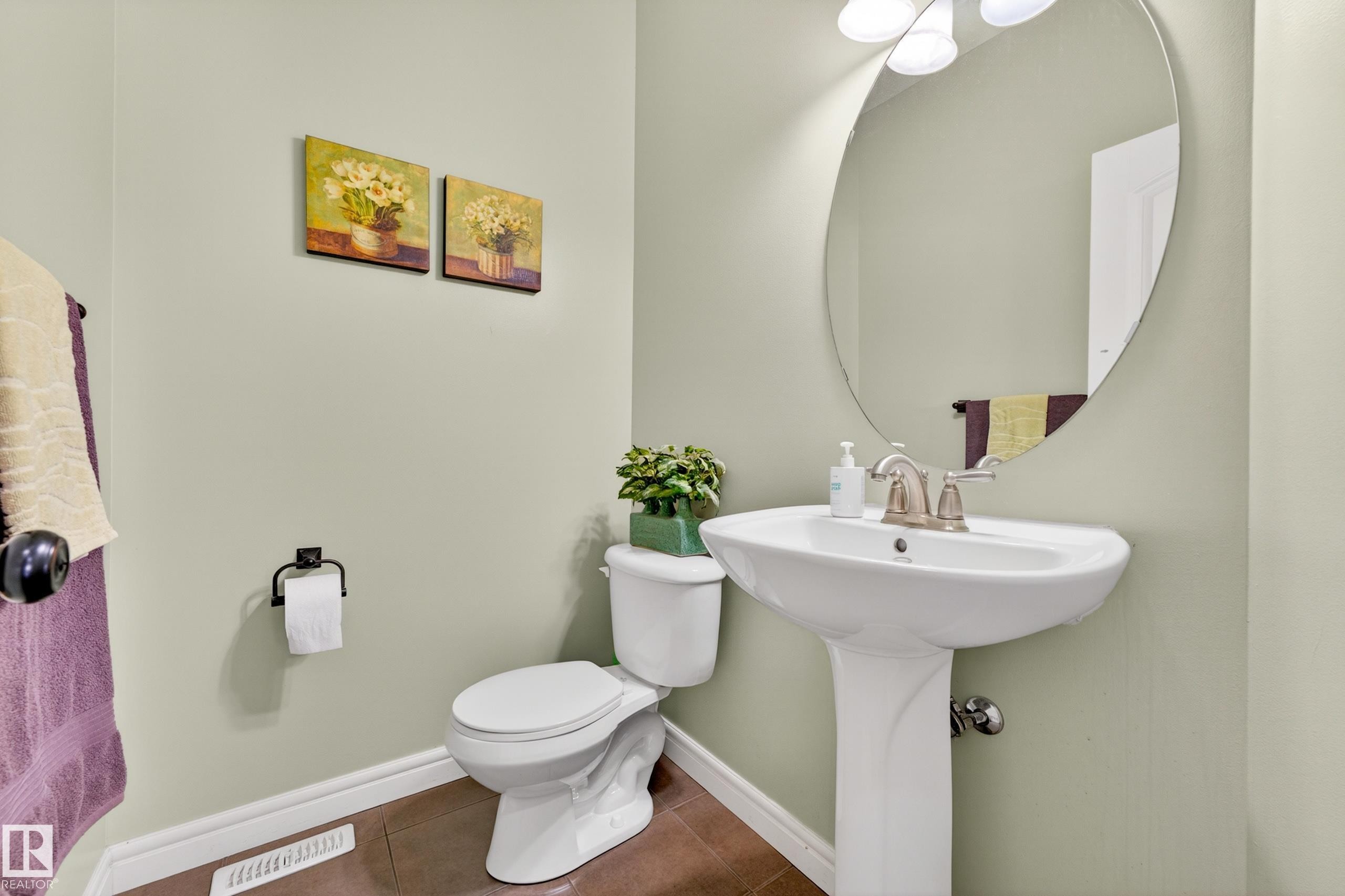506 Adams Way Sw, Edmonton, AB - Indoor Photo Showing Bathroom