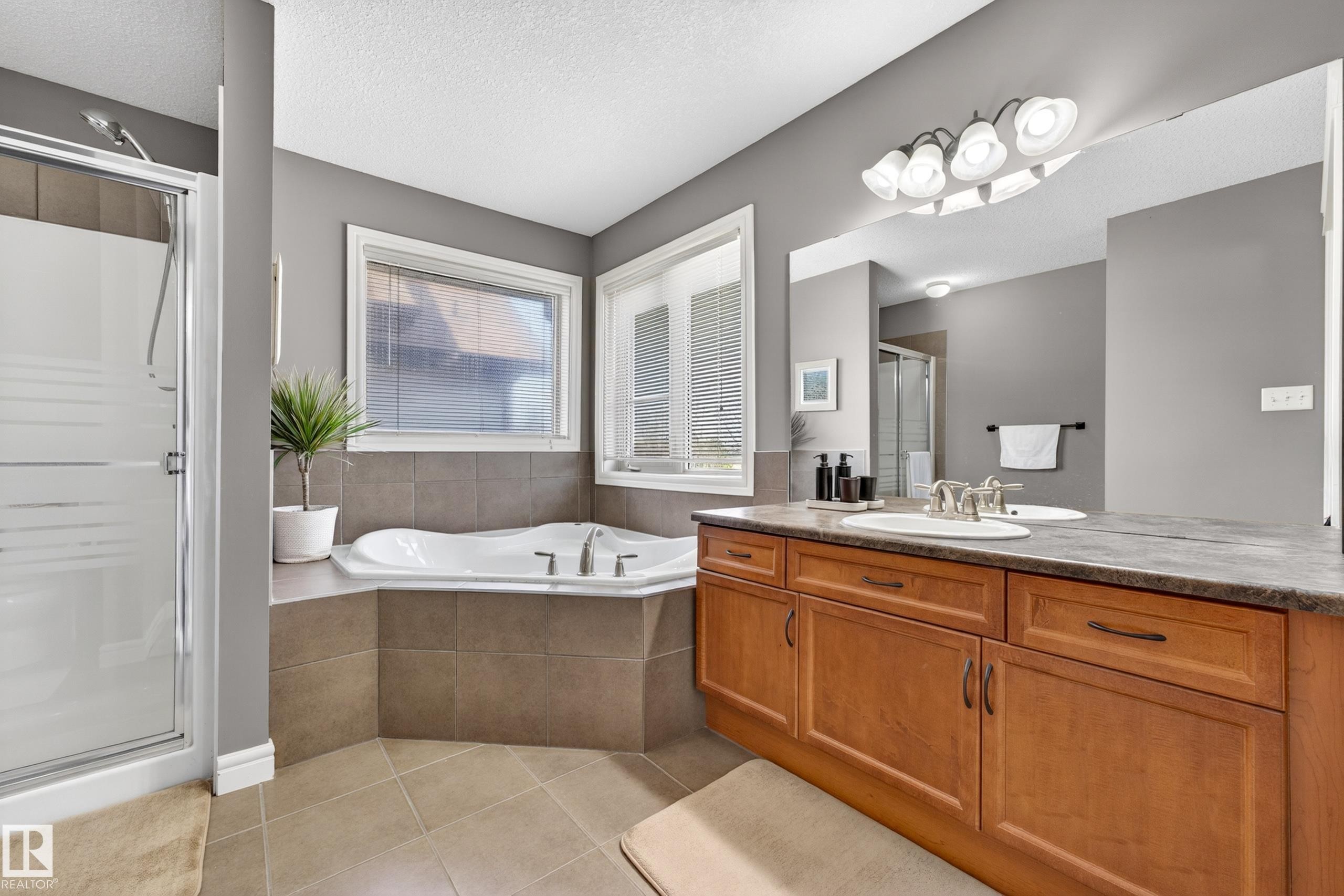 506 Adams Way Sw, Edmonton, AB - Indoor Photo Showing Bathroom
