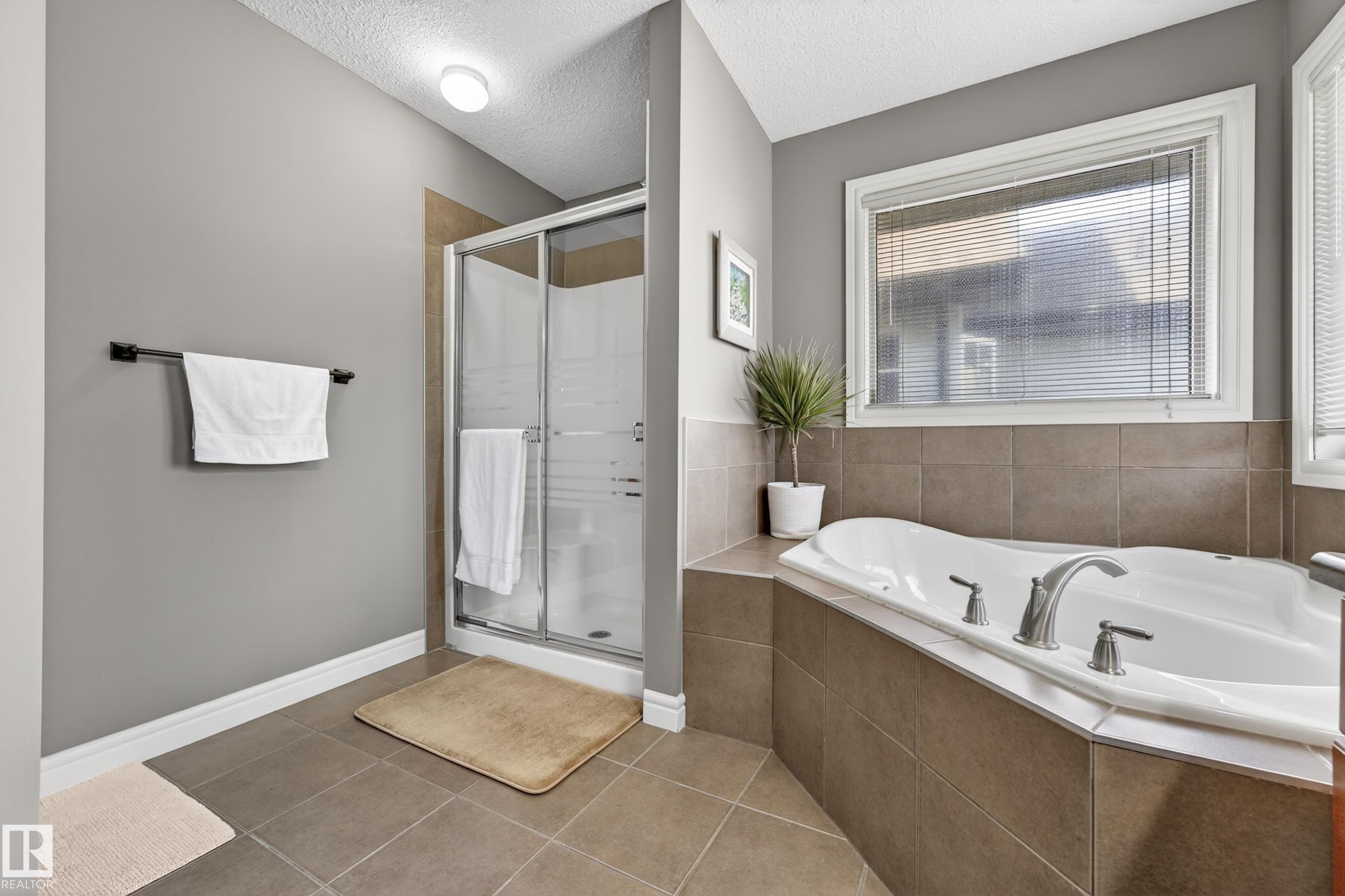 506 Adams Way Sw, Edmonton, AB - Indoor Photo Showing Bathroom