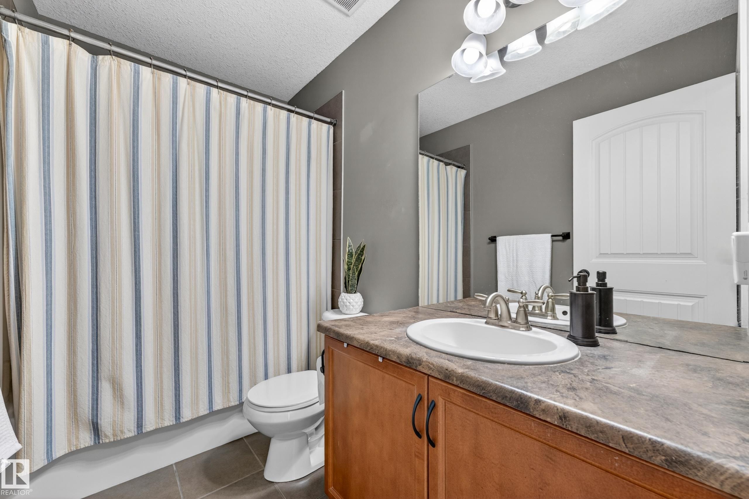 506 Adams Way Sw, Edmonton, AB - Indoor Photo Showing Bathroom