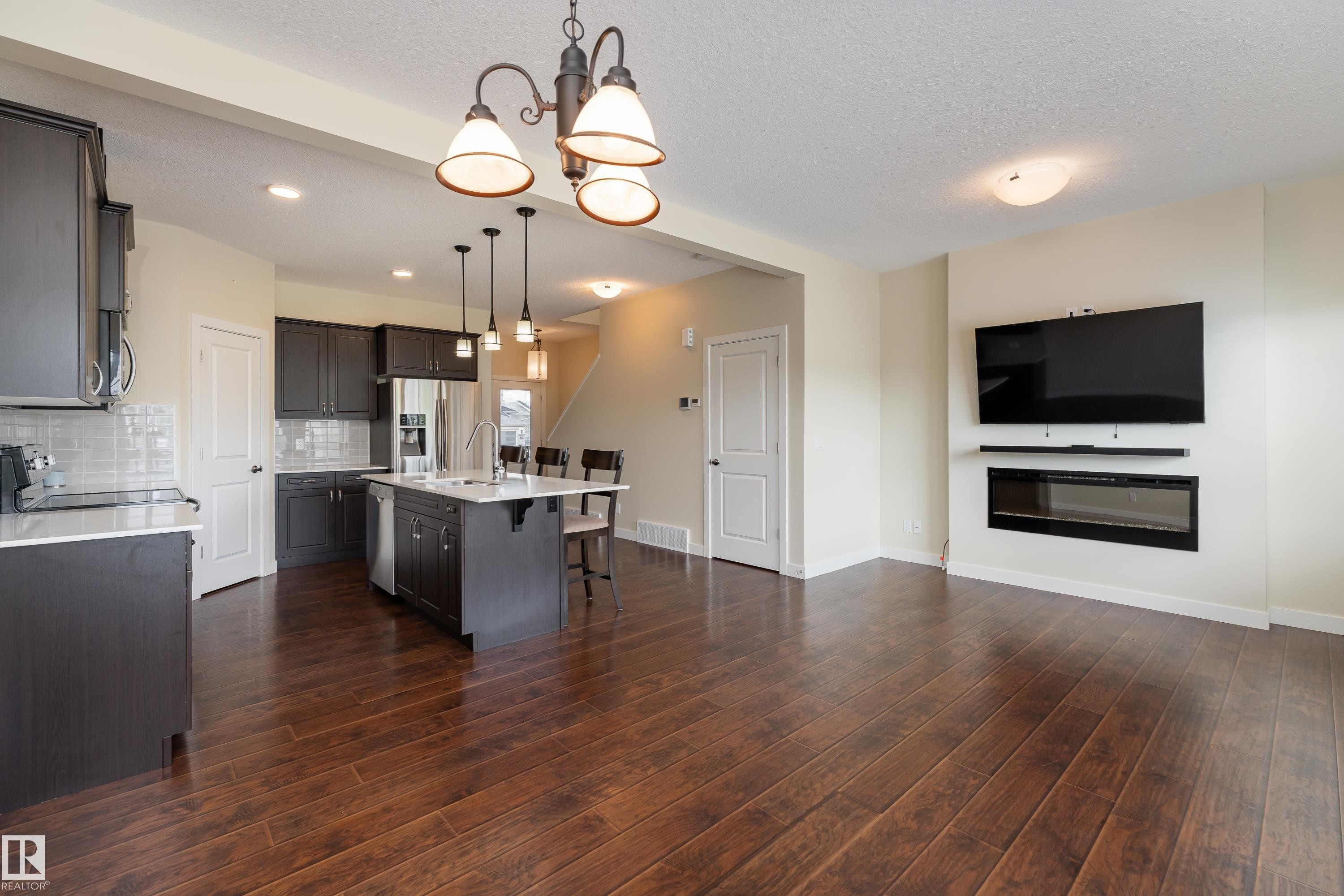 8589 Cushing Place Sw, Edmonton, AB - Indoor Photo Showing Kitchen With Upgraded Kitchen