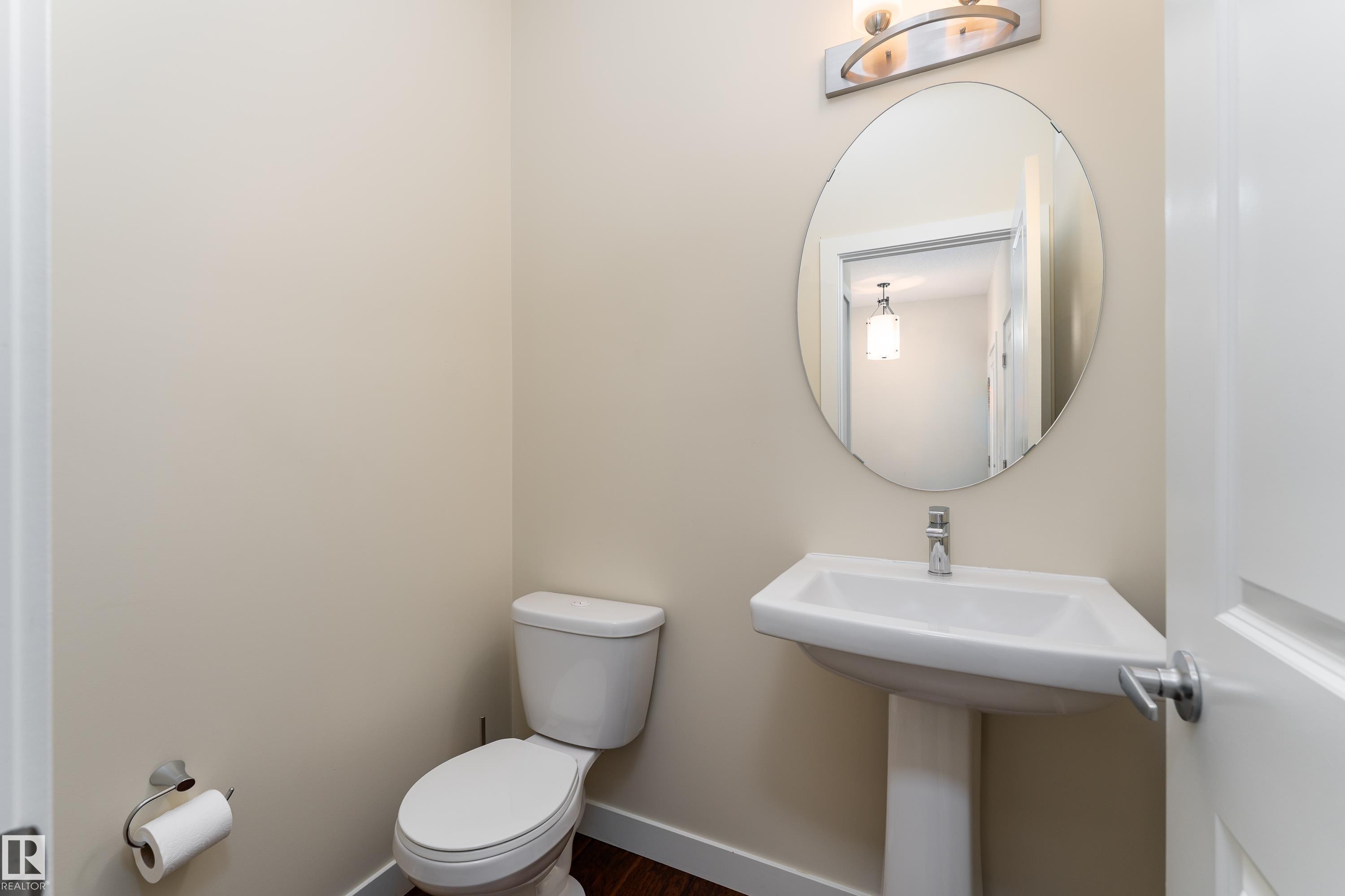 8589 Cushing Place Sw, Edmonton, AB - Indoor Photo Showing Bathroom