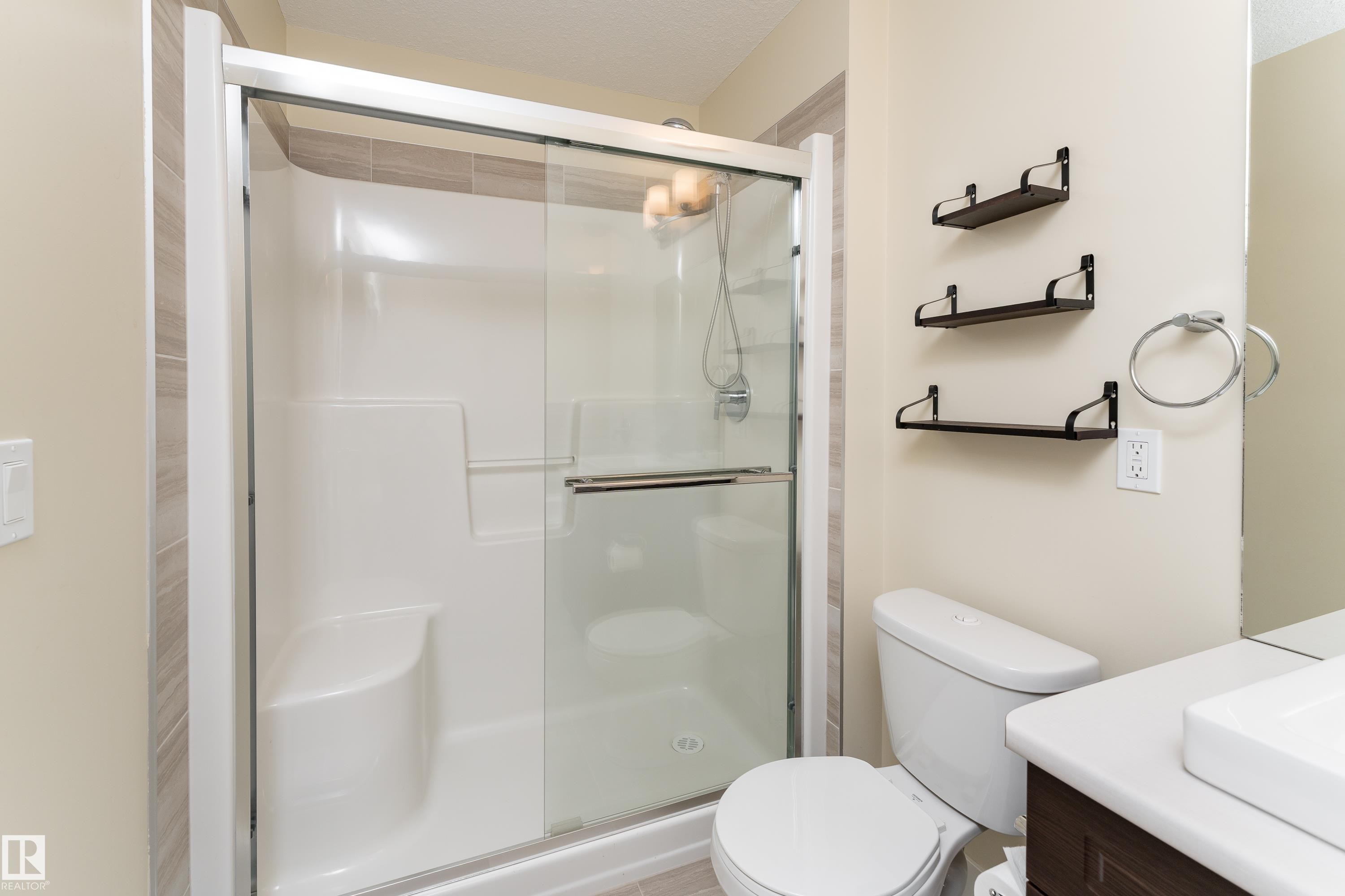 8589 Cushing Place Sw, Edmonton, AB - Indoor Photo Showing Bathroom