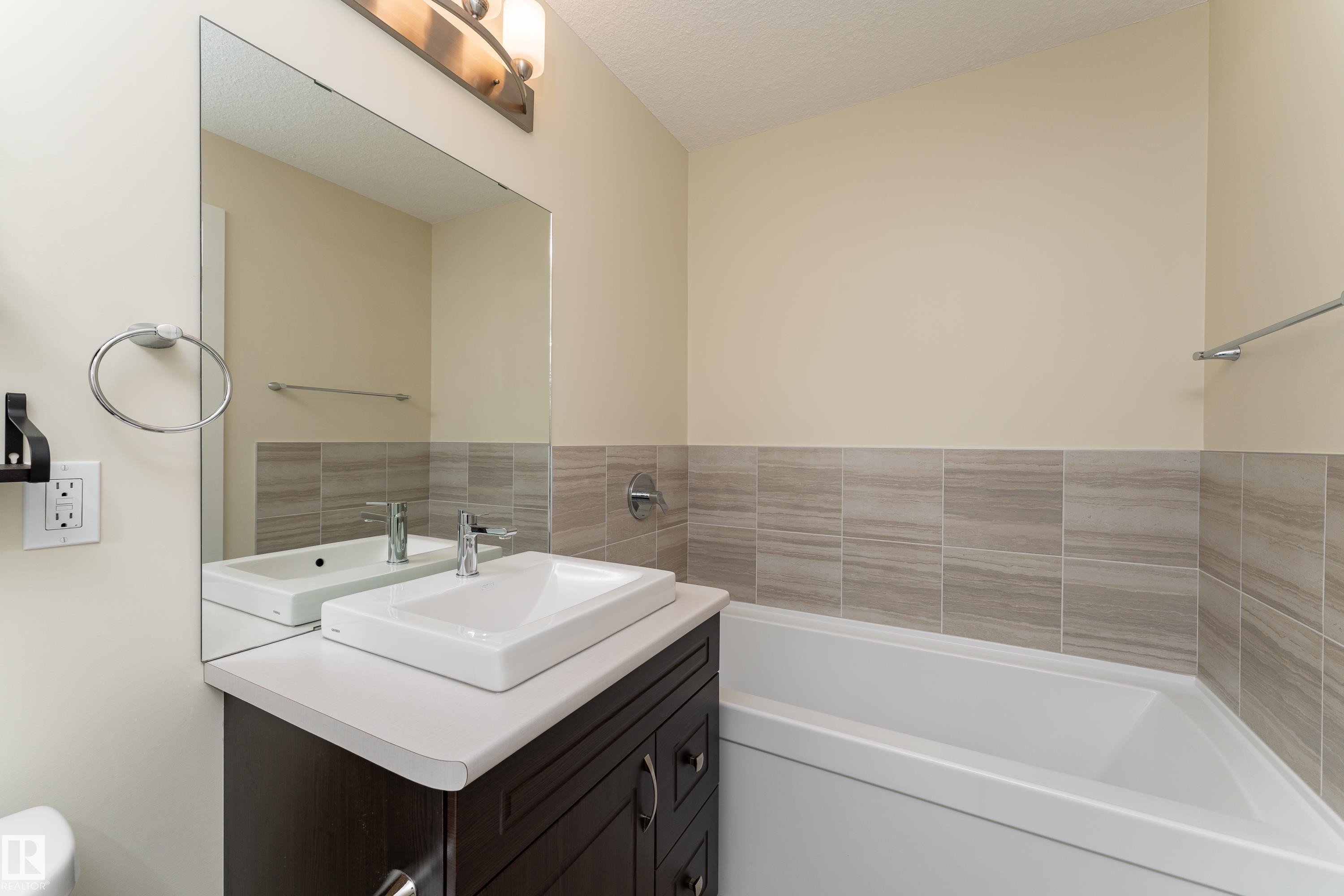 8589 Cushing Place Sw, Edmonton, AB - Indoor Photo Showing Bathroom