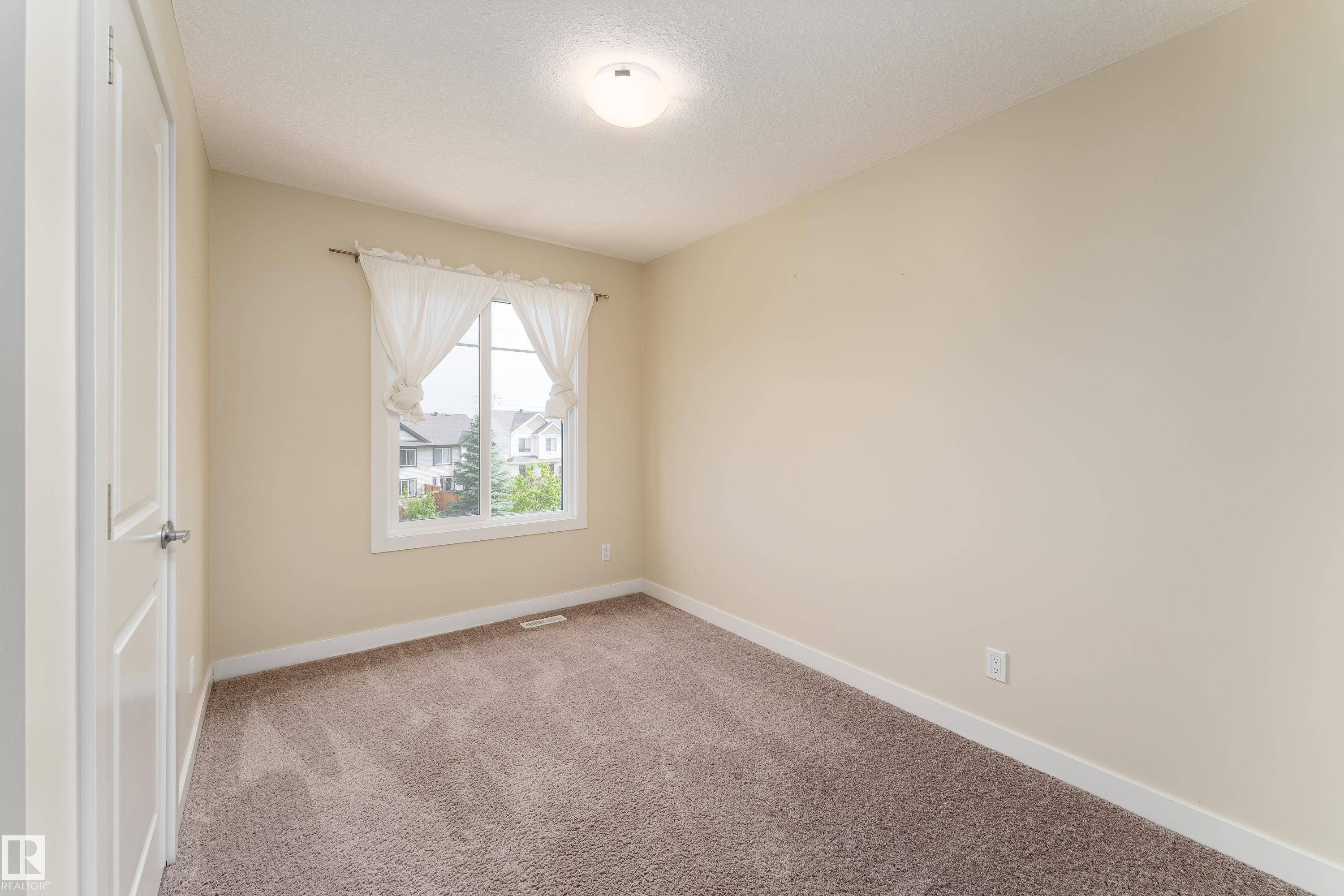 8589 Cushing Place Sw, Edmonton, AB - Indoor Photo Showing Other Room