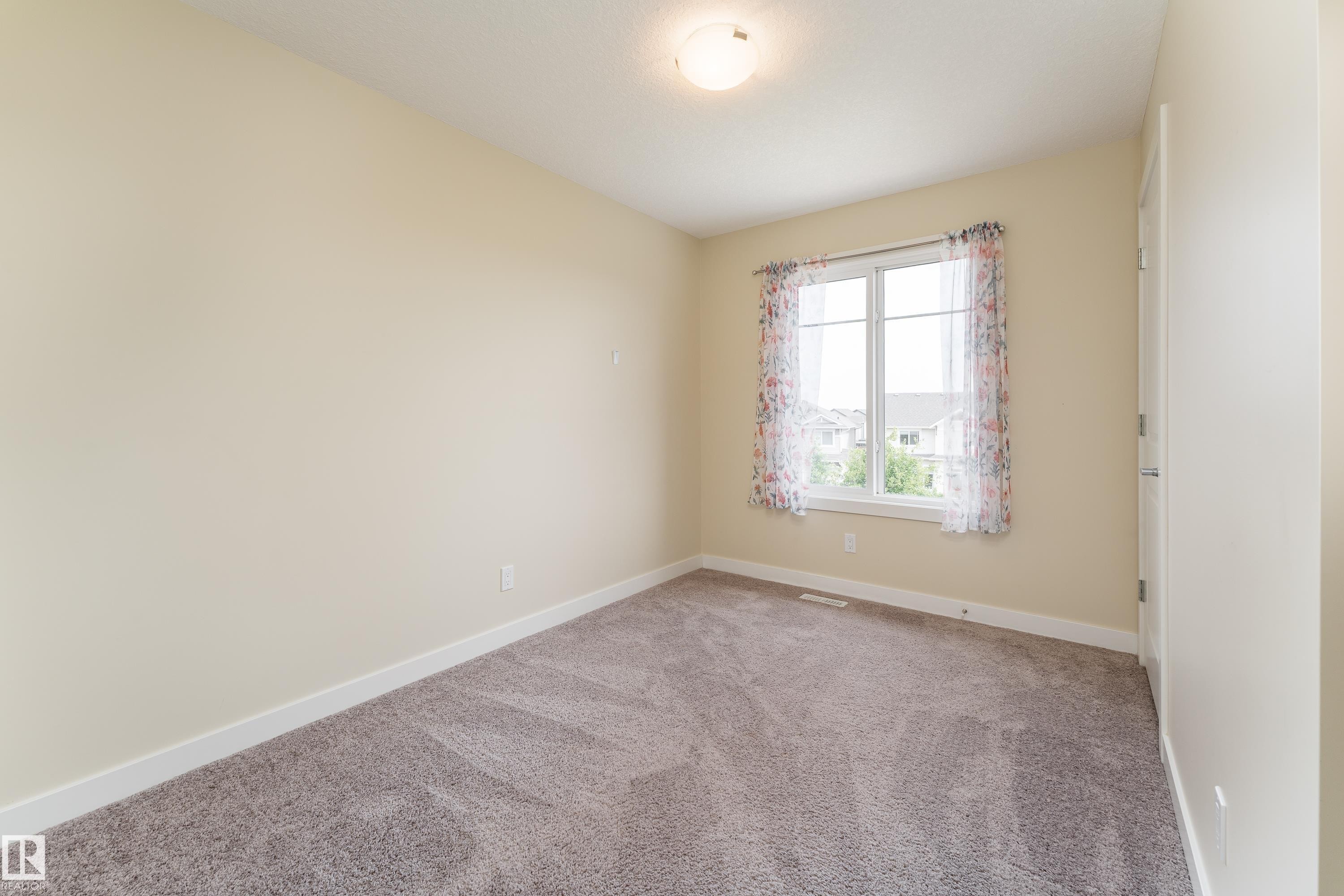 8589 Cushing Place Sw, Edmonton, AB - Indoor Photo Showing Other Room
