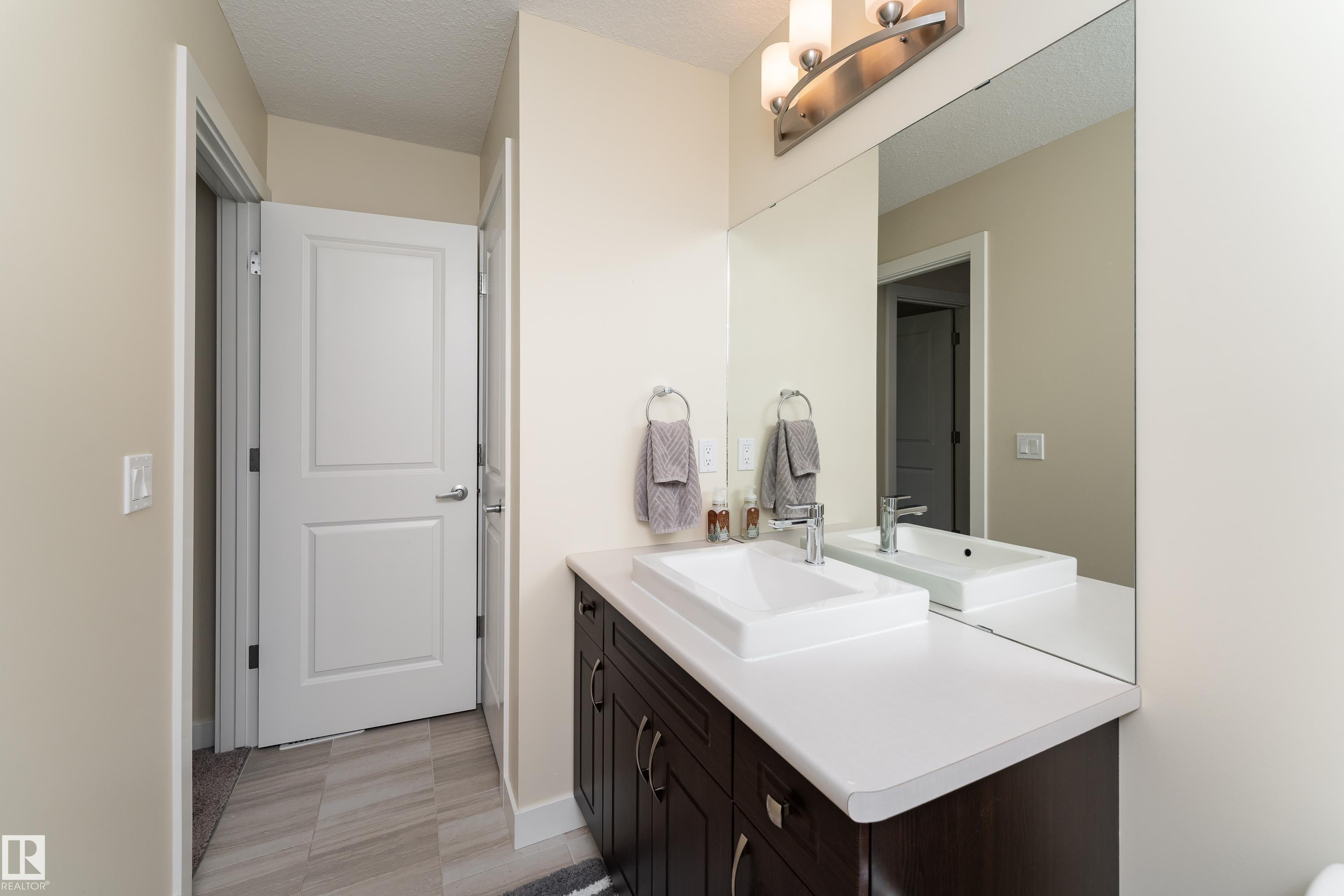 8589 Cushing Place Sw, Edmonton, AB - Indoor Photo Showing Bathroom