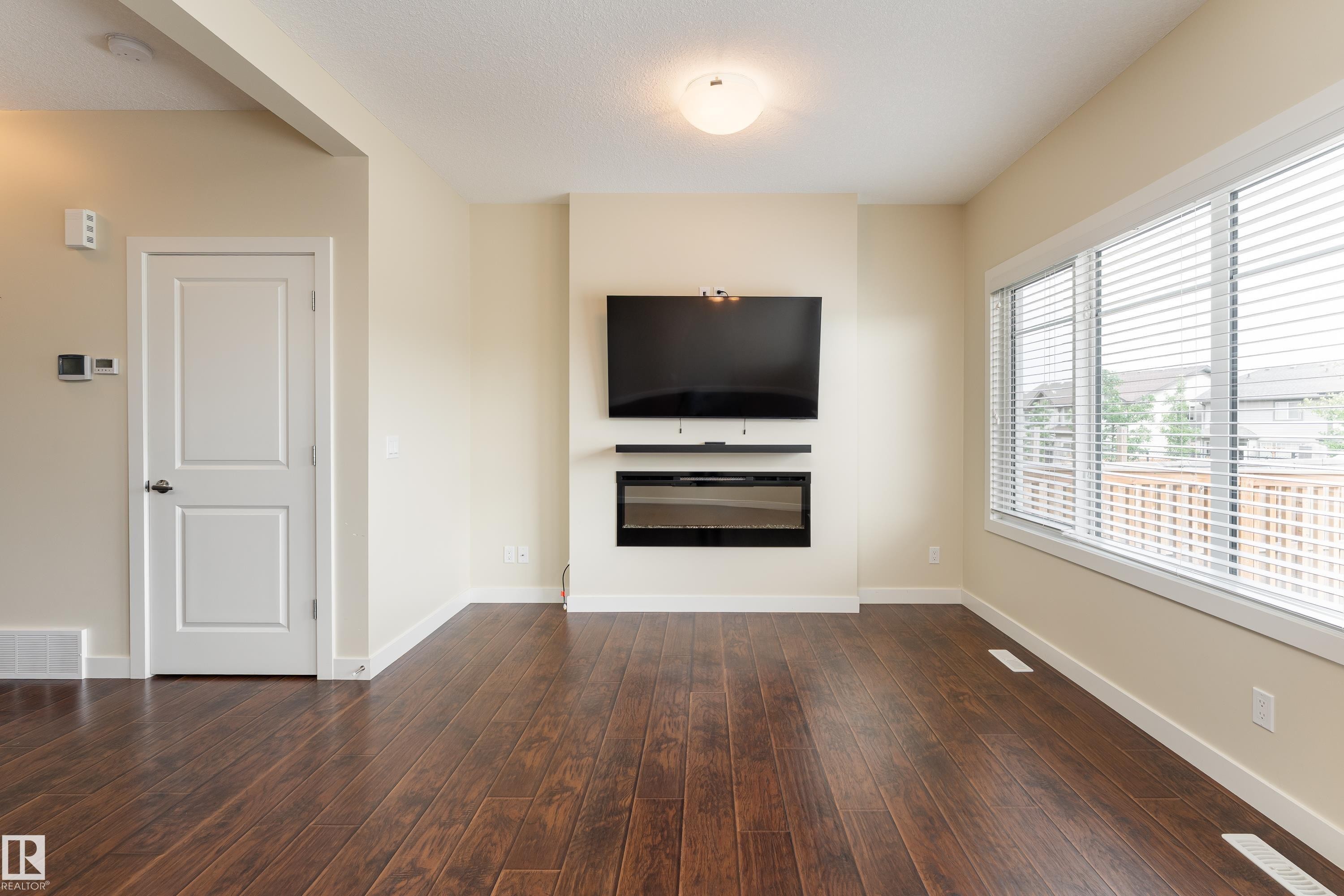 Living room - 8589 Cushing Place Sw, Edmonton, AB - Indoor
