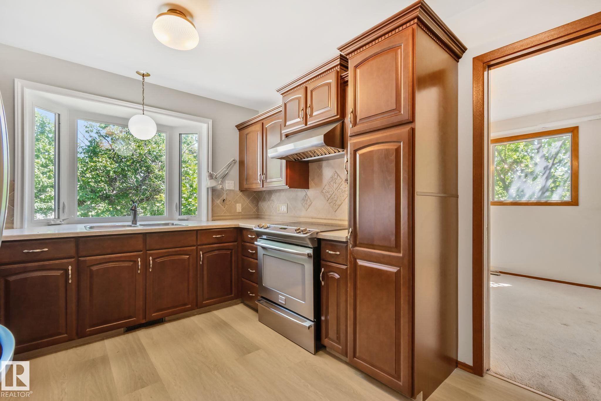 10904 40A Avenue, Edmonton, AB