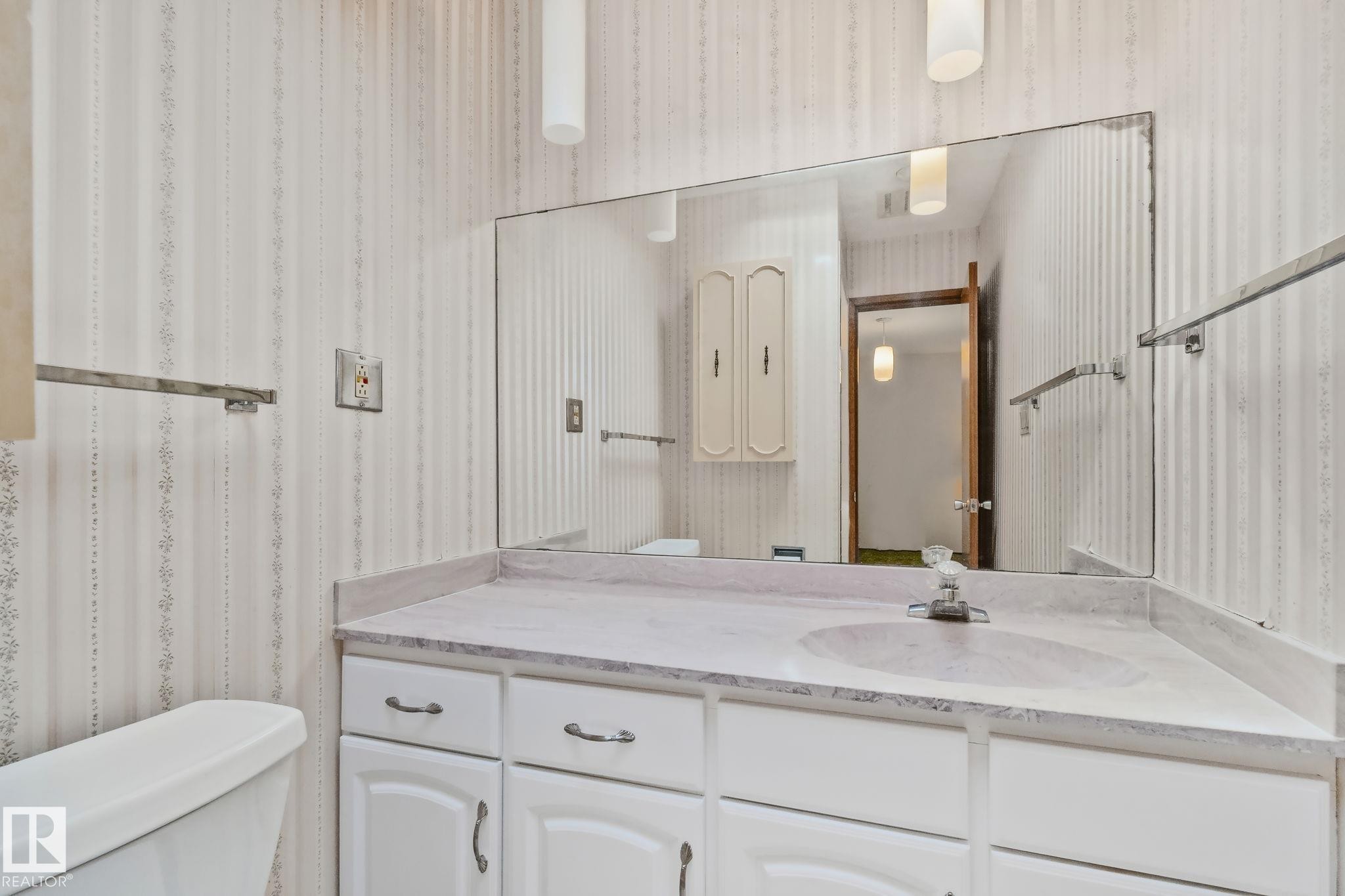 10904 40A Avenue, Edmonton, AB