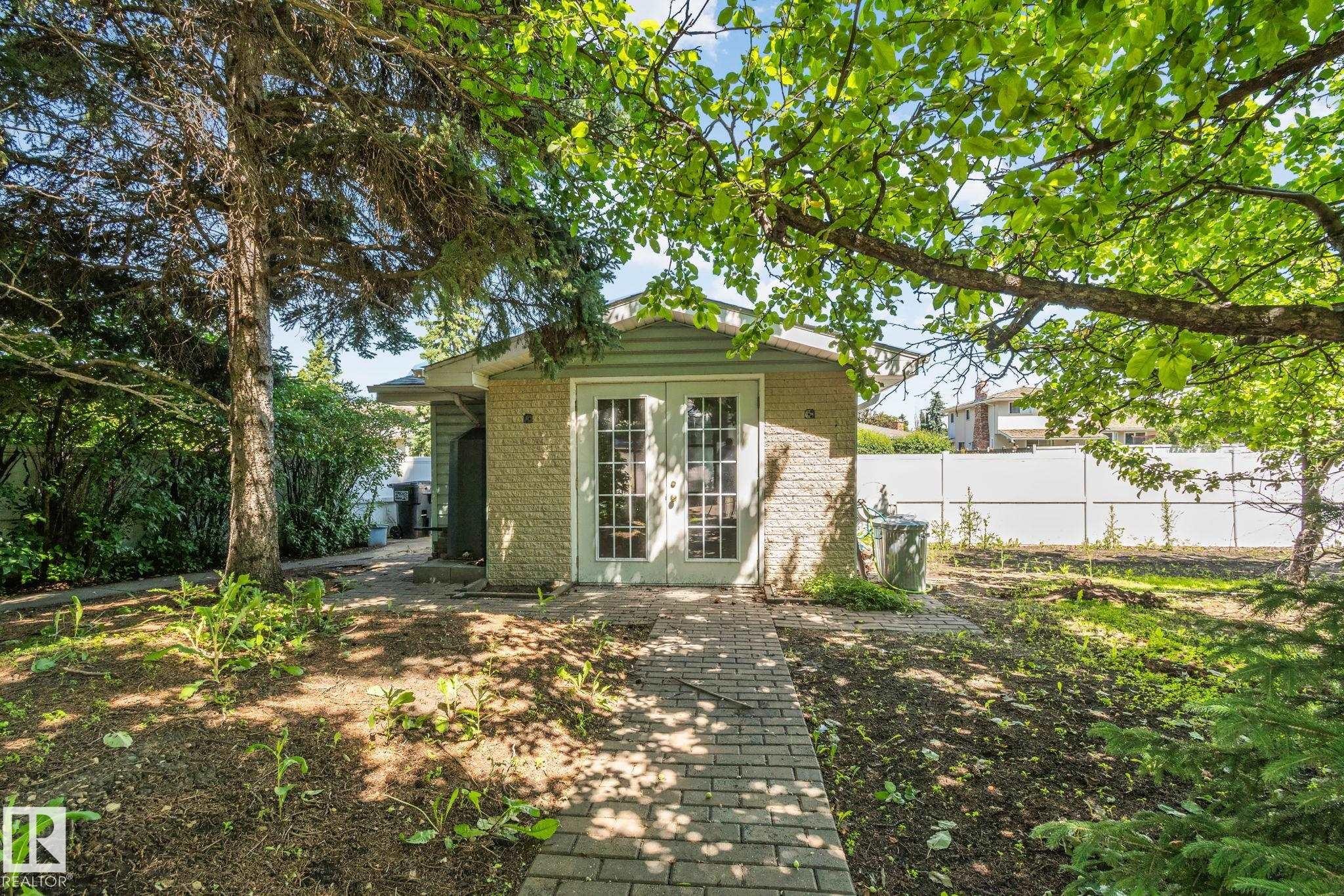 10904 40A Avenue, Edmonton, AB