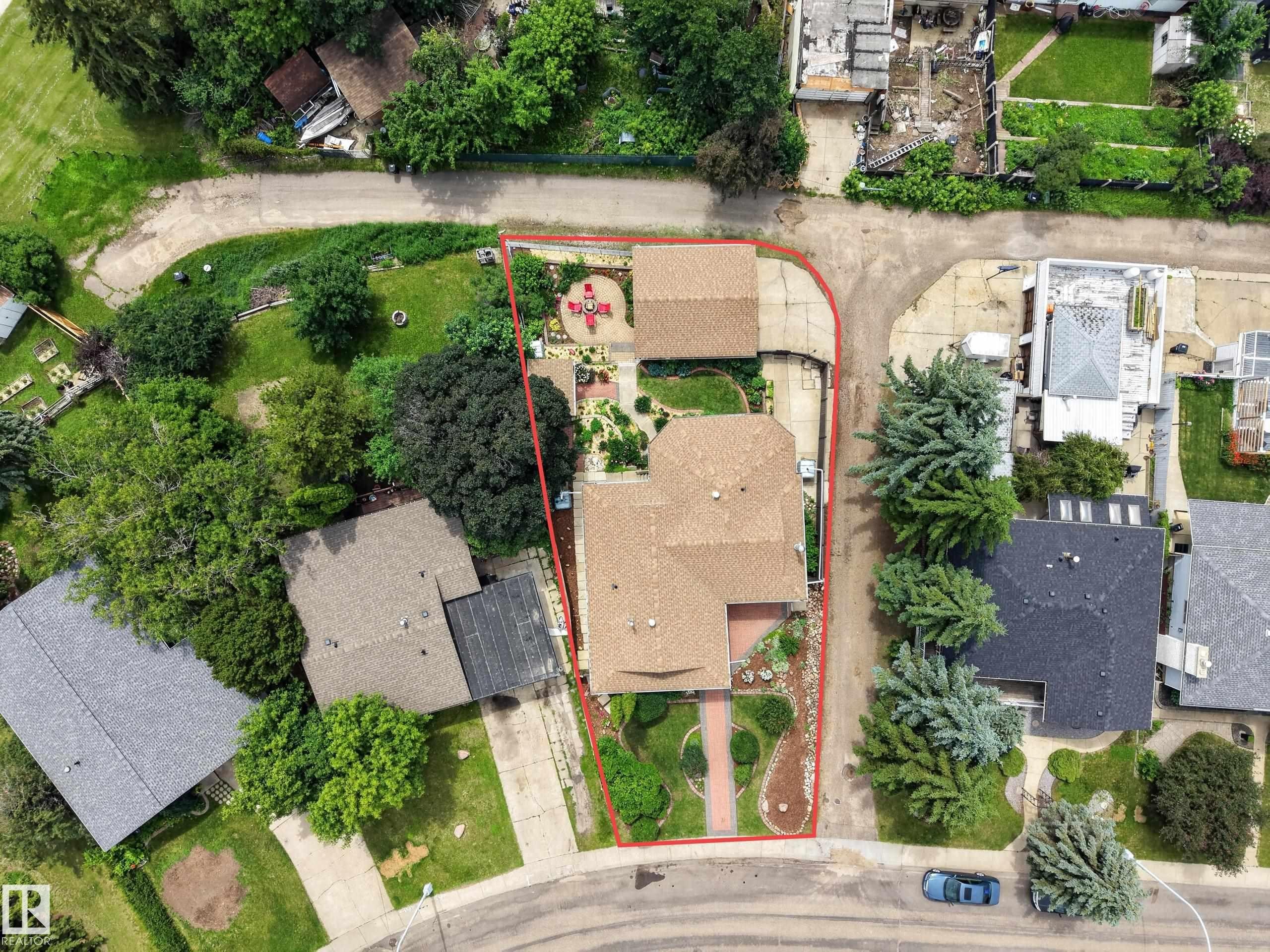 Expansive property featuring a central residence with a gabled roof and a detached auxiliary structure - 3411 103 Avenue Nw, Edmonton, AB