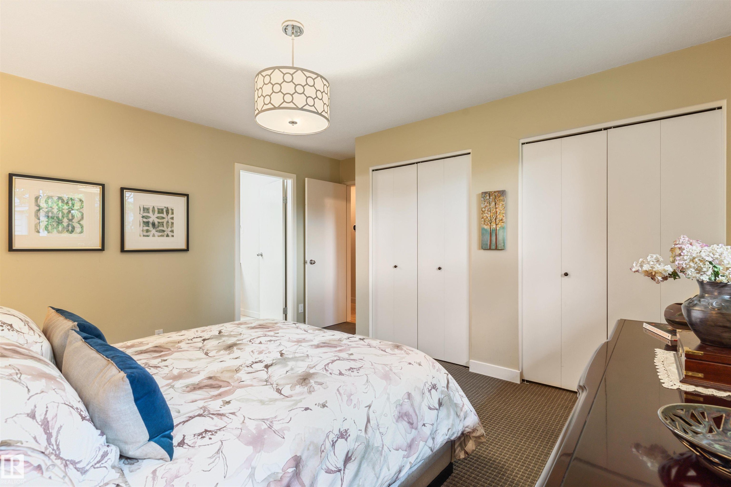 16 Quesnell Road Nw, Edmonton, AB - Indoor Photo Showing Bedroom