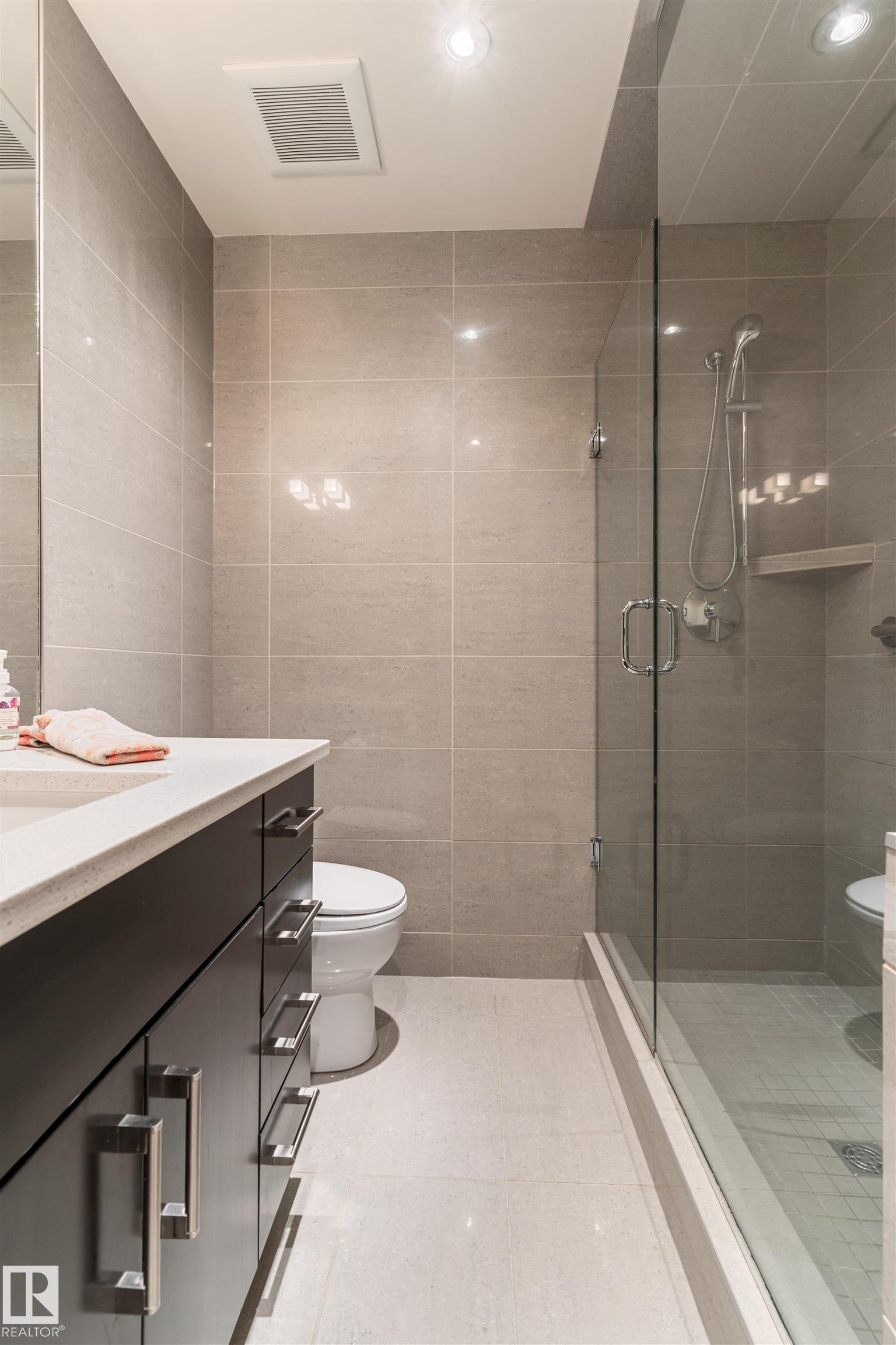 16 Quesnell Road Nw, Edmonton, AB - Indoor Photo Showing Bathroom
