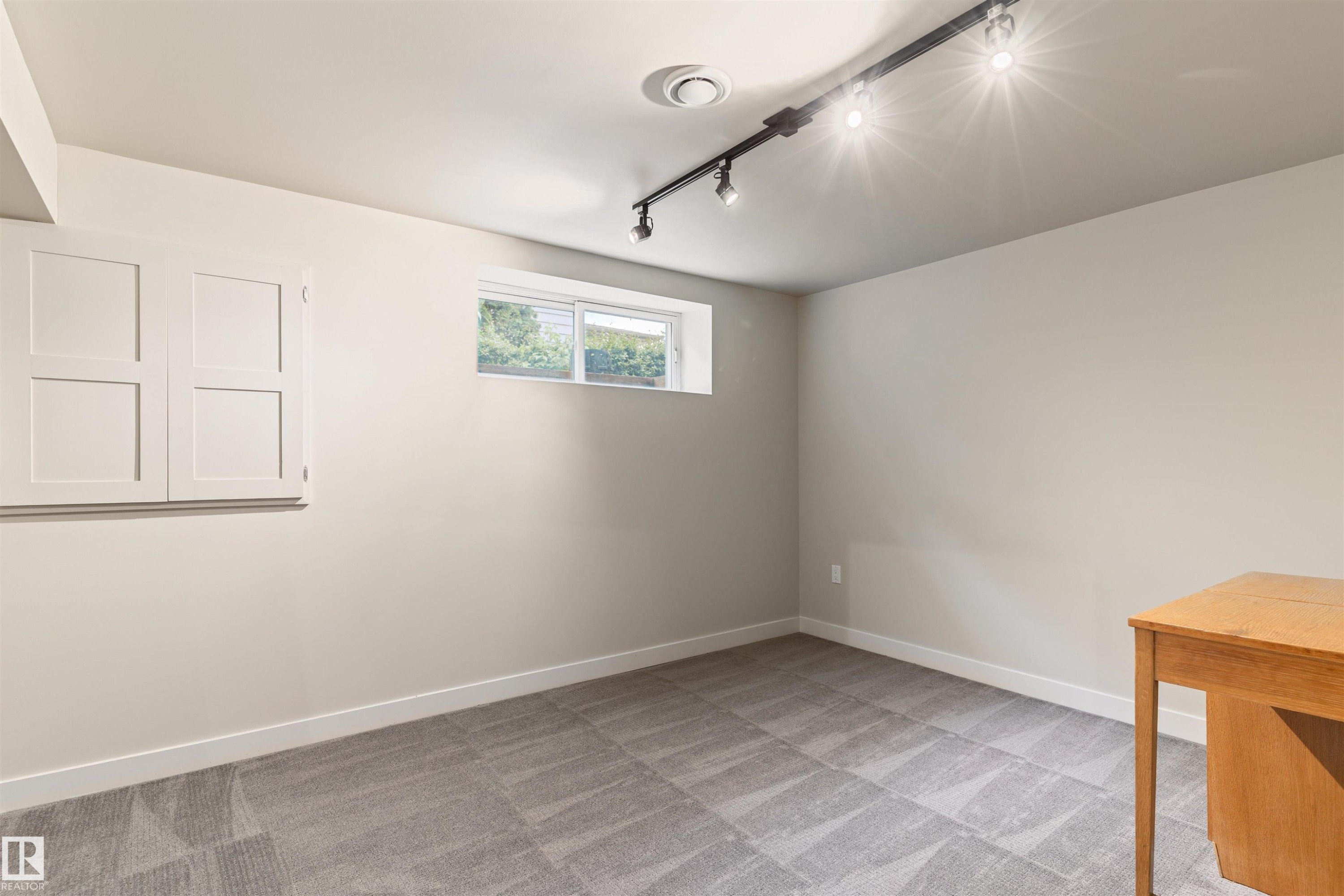 16 Quesnell Road Nw, Edmonton, AB - Indoor Photo Showing Other Room