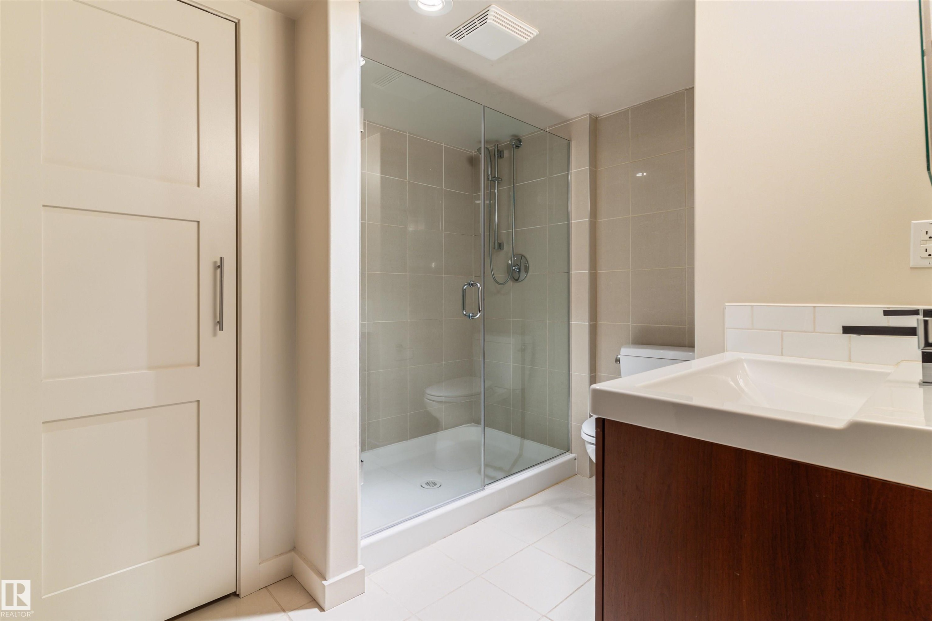 16 Quesnell Road Nw, Edmonton, AB - Indoor Photo Showing Bathroom