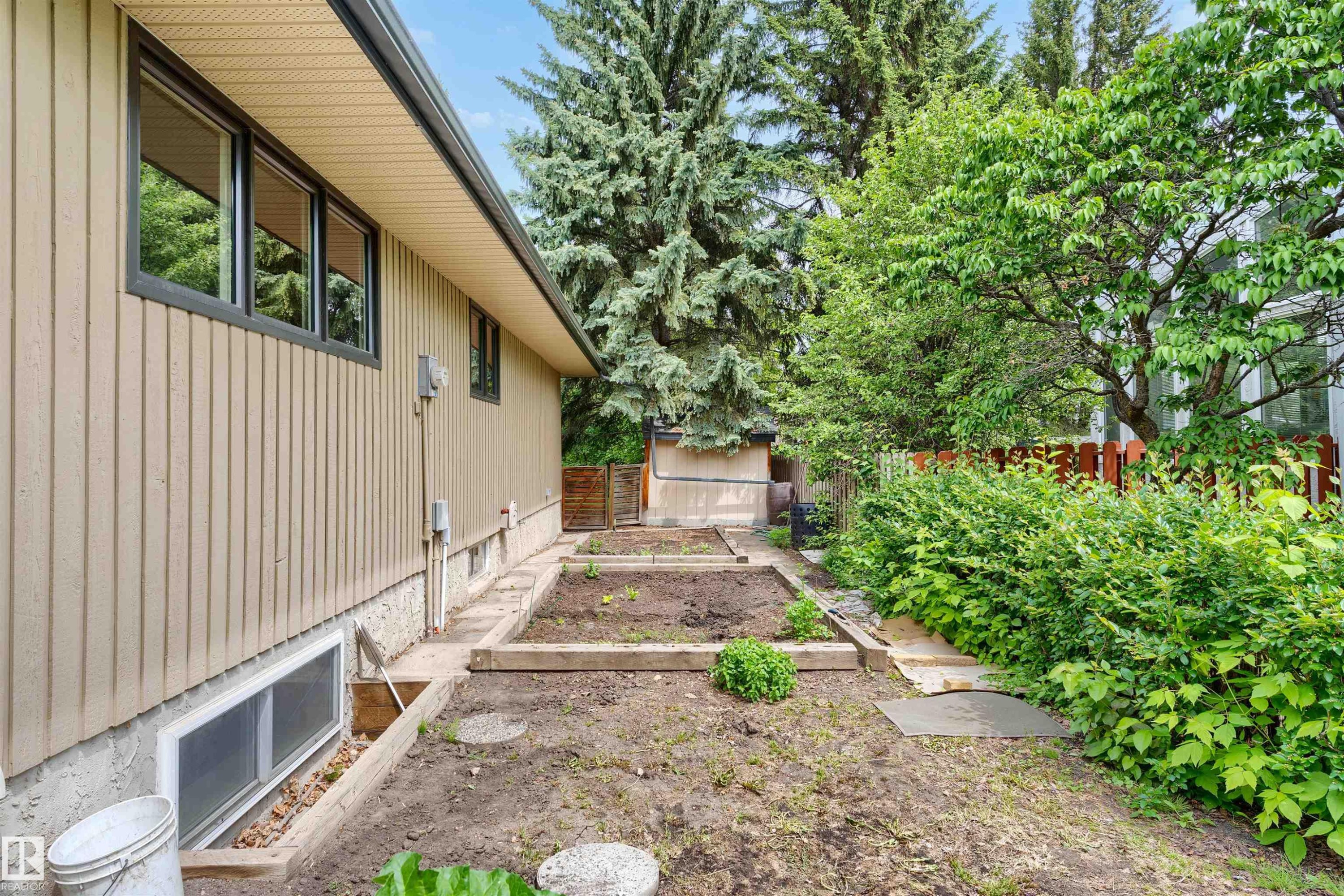 16 Quesnell Road Nw, Edmonton, AB - Outdoor