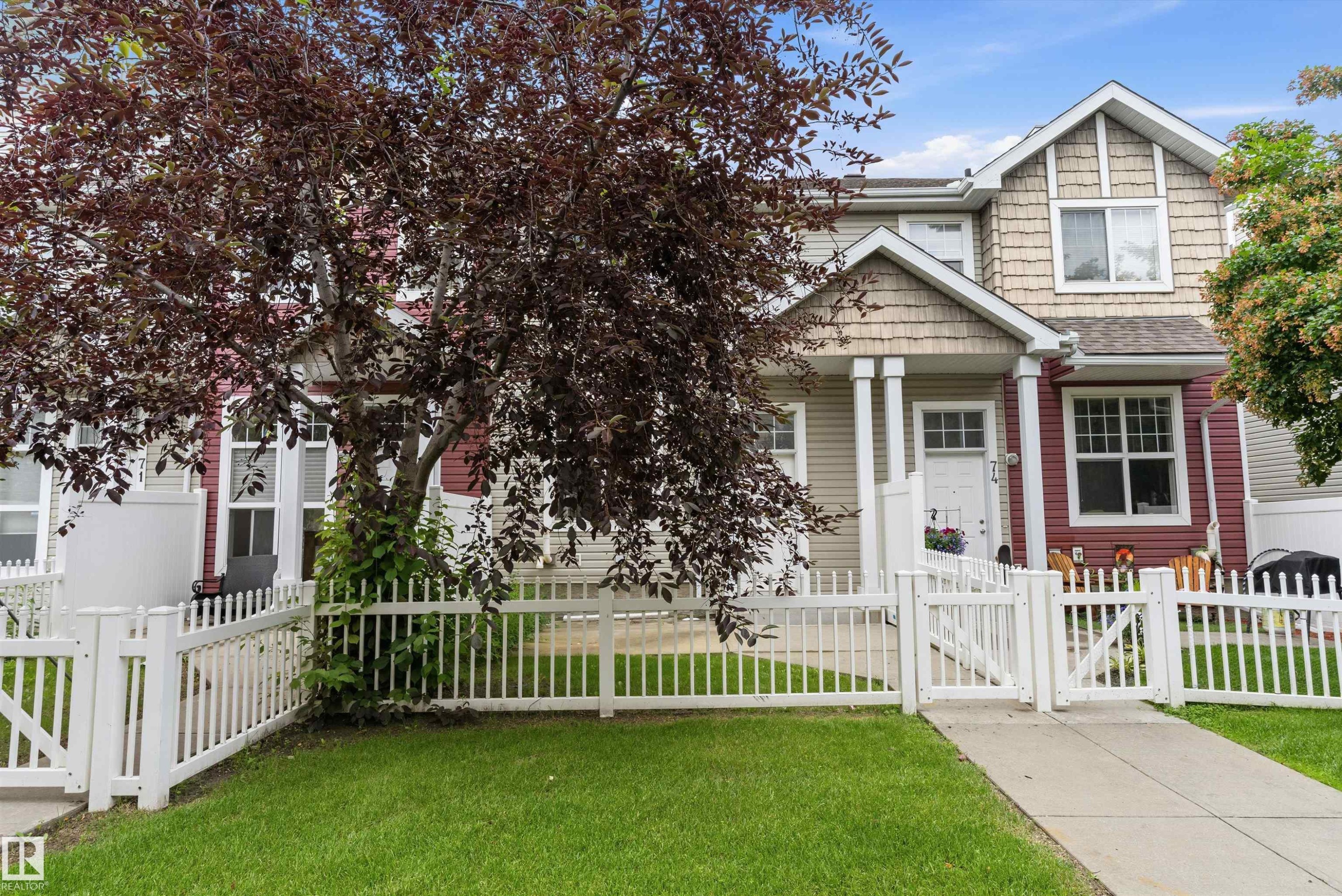 Two-story residence featuring a combination of horizontal siding and shake siding - 73 2051 Towne Centre Boulevard, Edmonton, AB