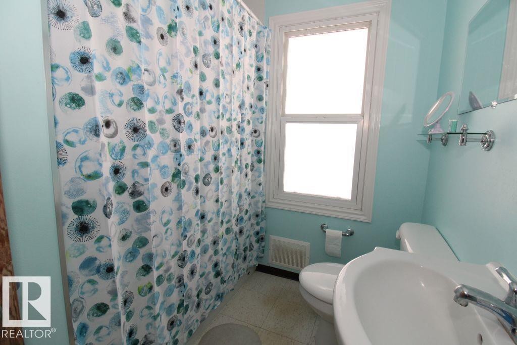 10320 79 Street Nw, Edmonton, AB - Indoor Photo Showing Bathroom