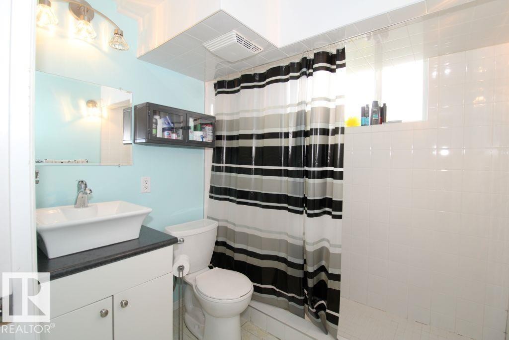10320 79 Street Nw, Edmonton, AB - Indoor Photo Showing Bathroom