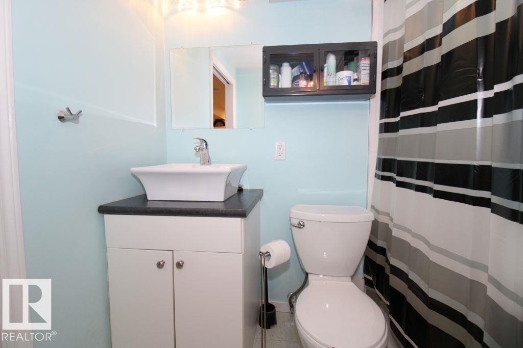 10320 79 Street Nw, Edmonton, AB - Indoor Photo Showing Bathroom
