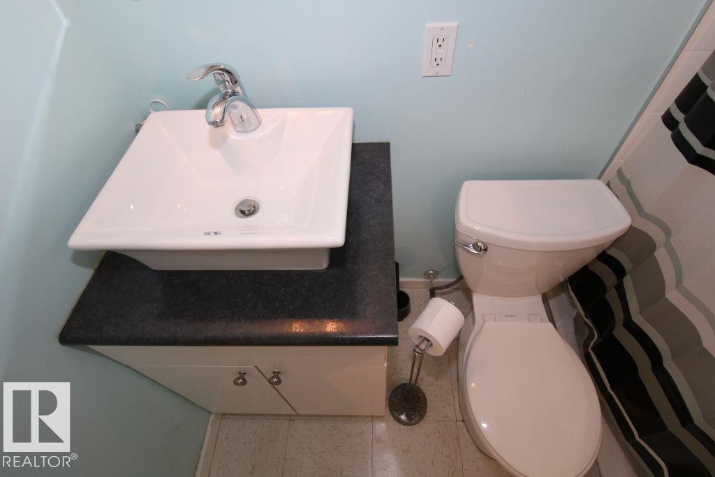 10320 79 Street Nw, Edmonton, AB - Indoor Photo Showing Bathroom
