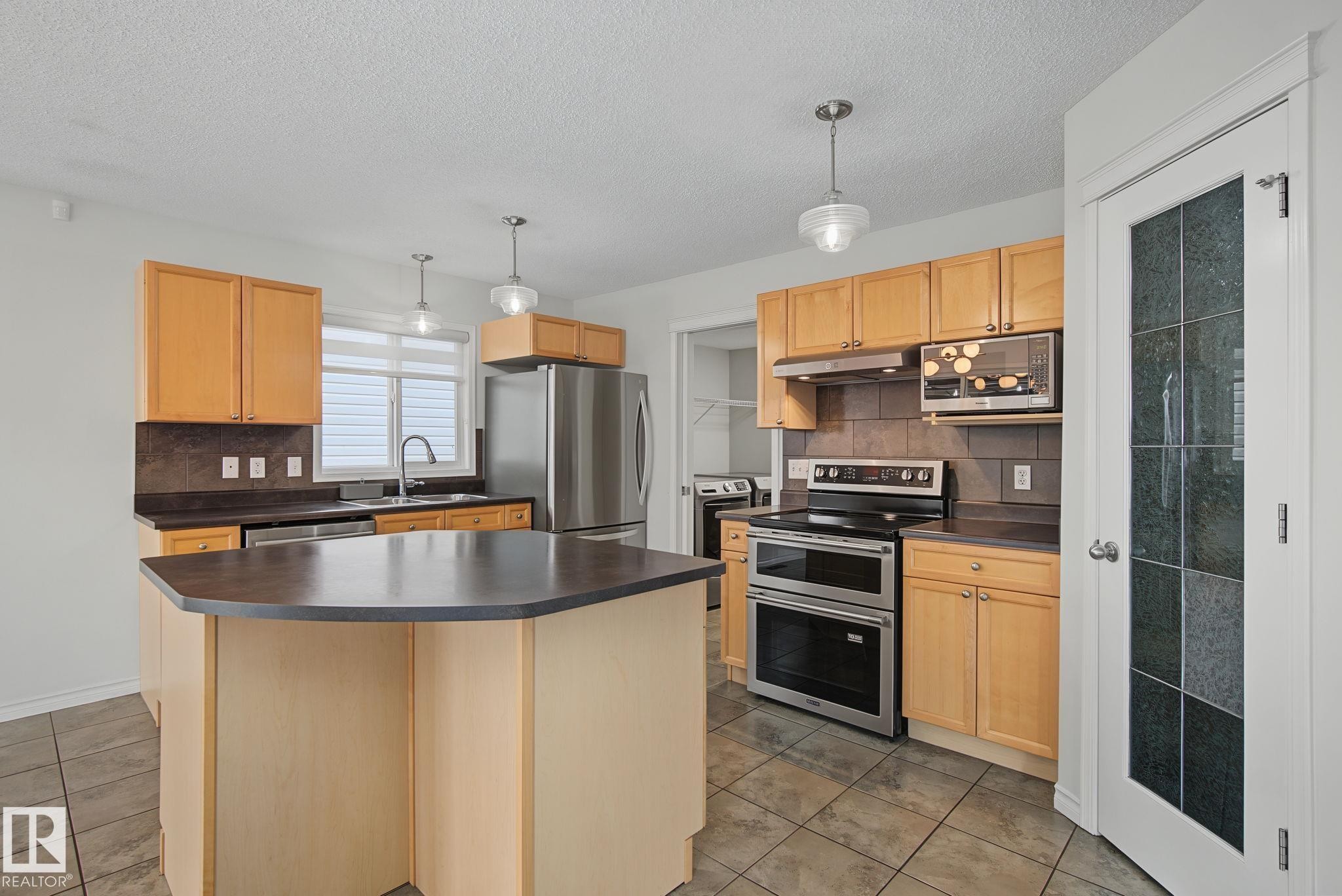 616 61 Street Sw, Edmonton, AB - Indoor Photo Showing Kitchen