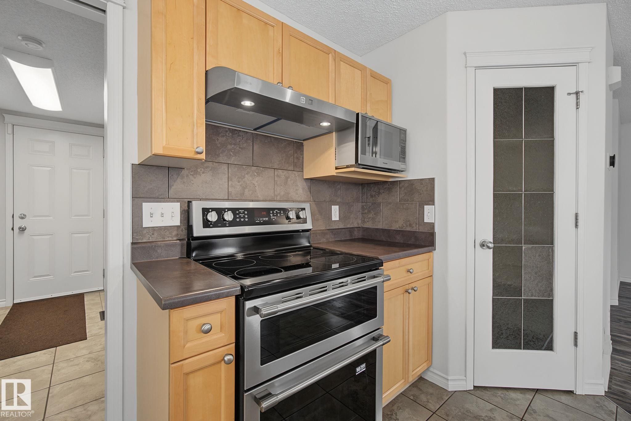 616 61 Street Sw, Edmonton, AB - Indoor Photo Showing Kitchen