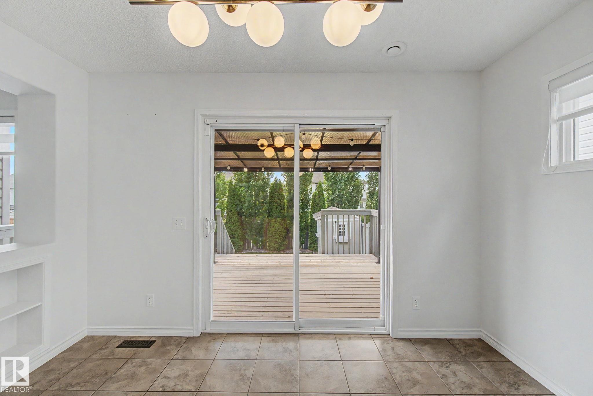 616 61 Street Sw, Edmonton, AB - Indoor Photo Showing Other Room
