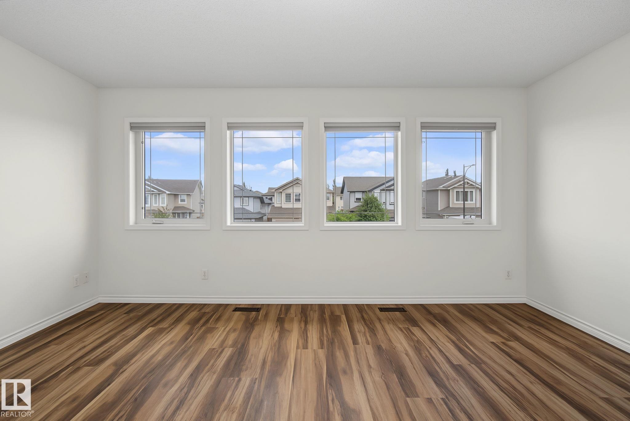 616 61 Street Sw, Edmonton, AB - Indoor Photo Showing Other Room