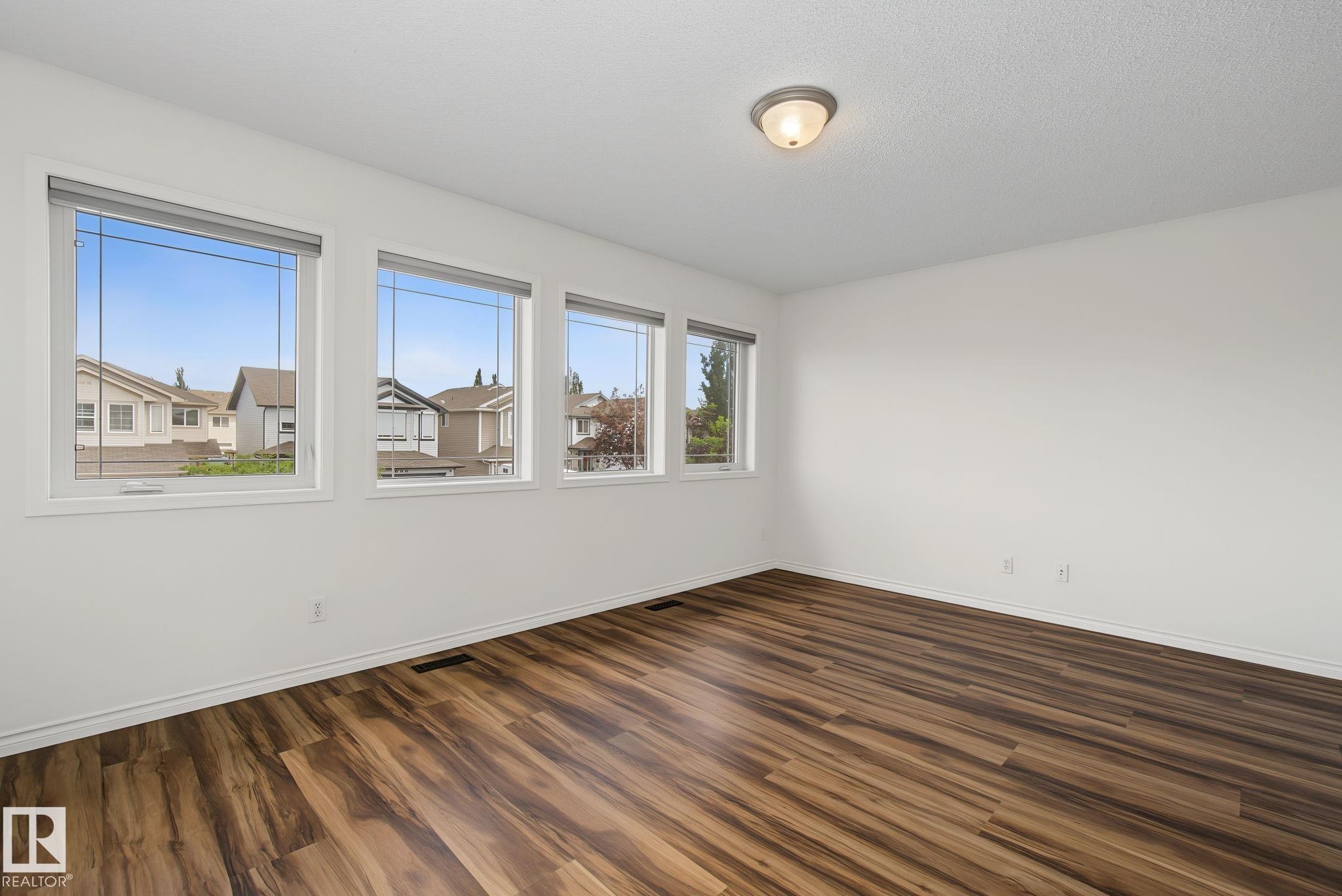 616 61 Street Sw, Edmonton, AB - Indoor Photo Showing Other Room