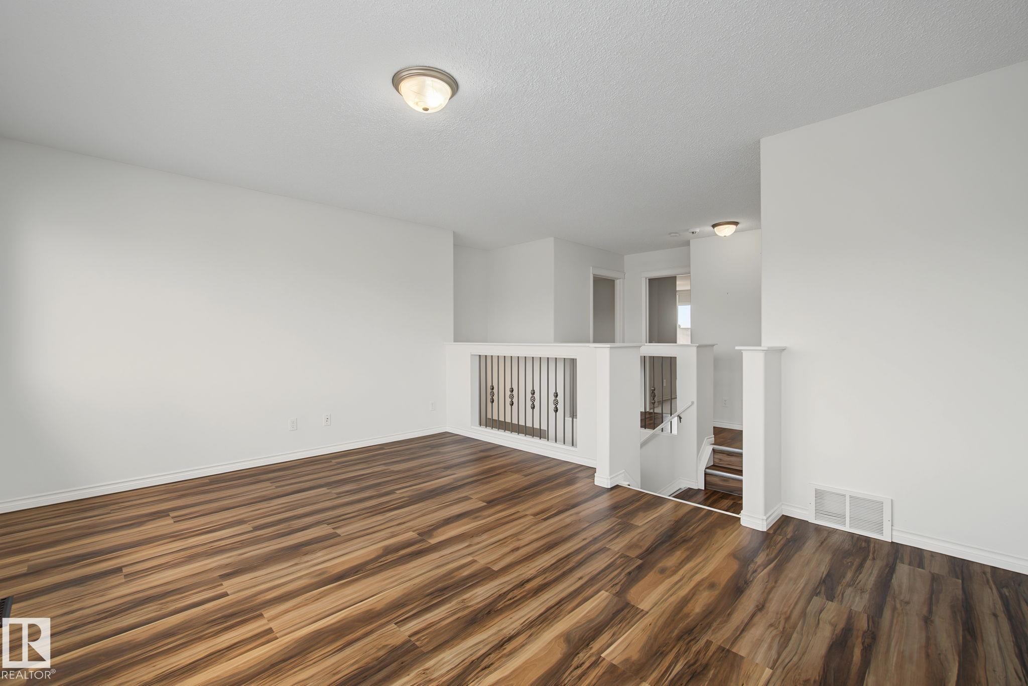 616 61 Street Sw, Edmonton, AB - Indoor Photo Showing Other Room