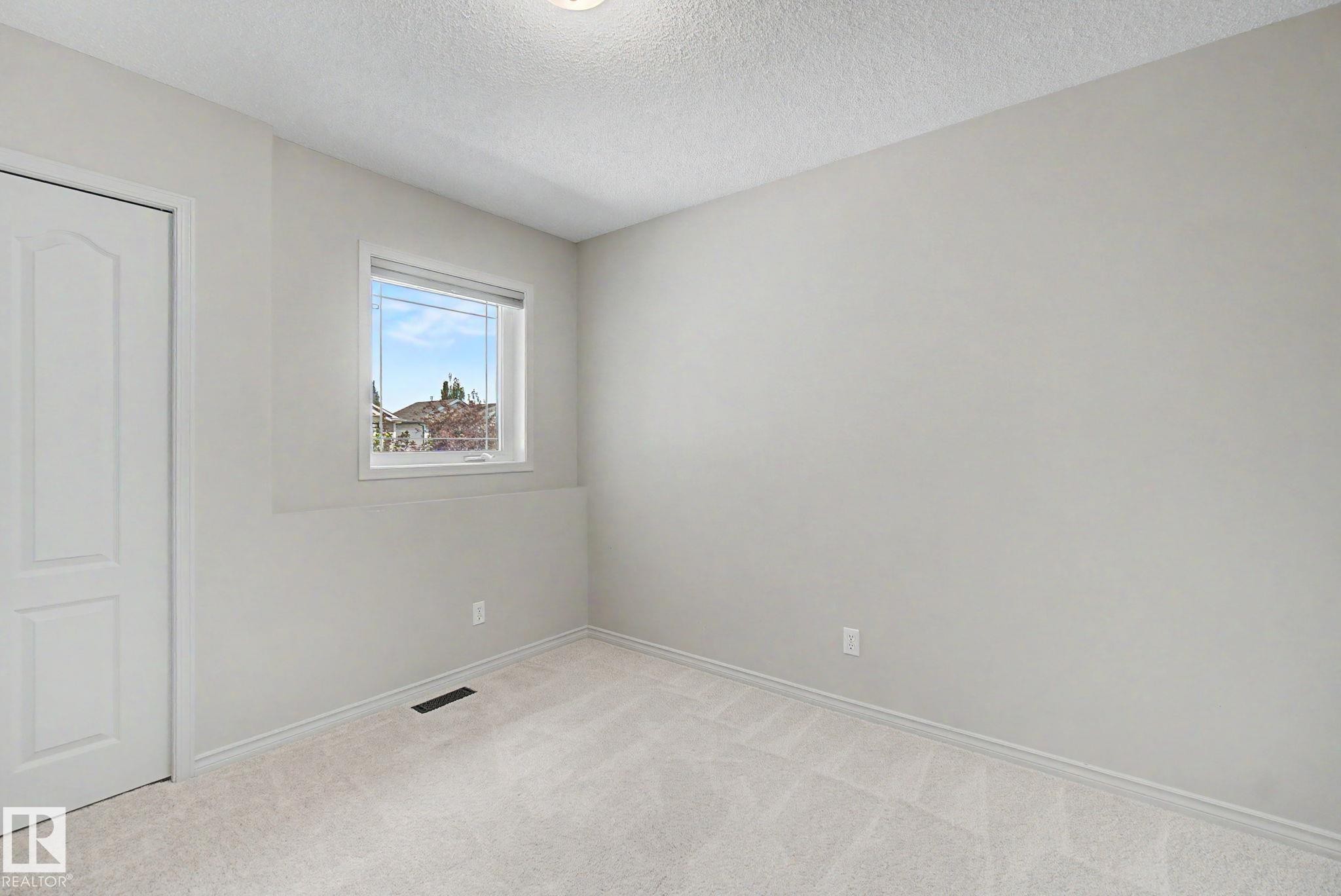 616 61 Street Sw, Edmonton, AB - Indoor Photo Showing Other Room