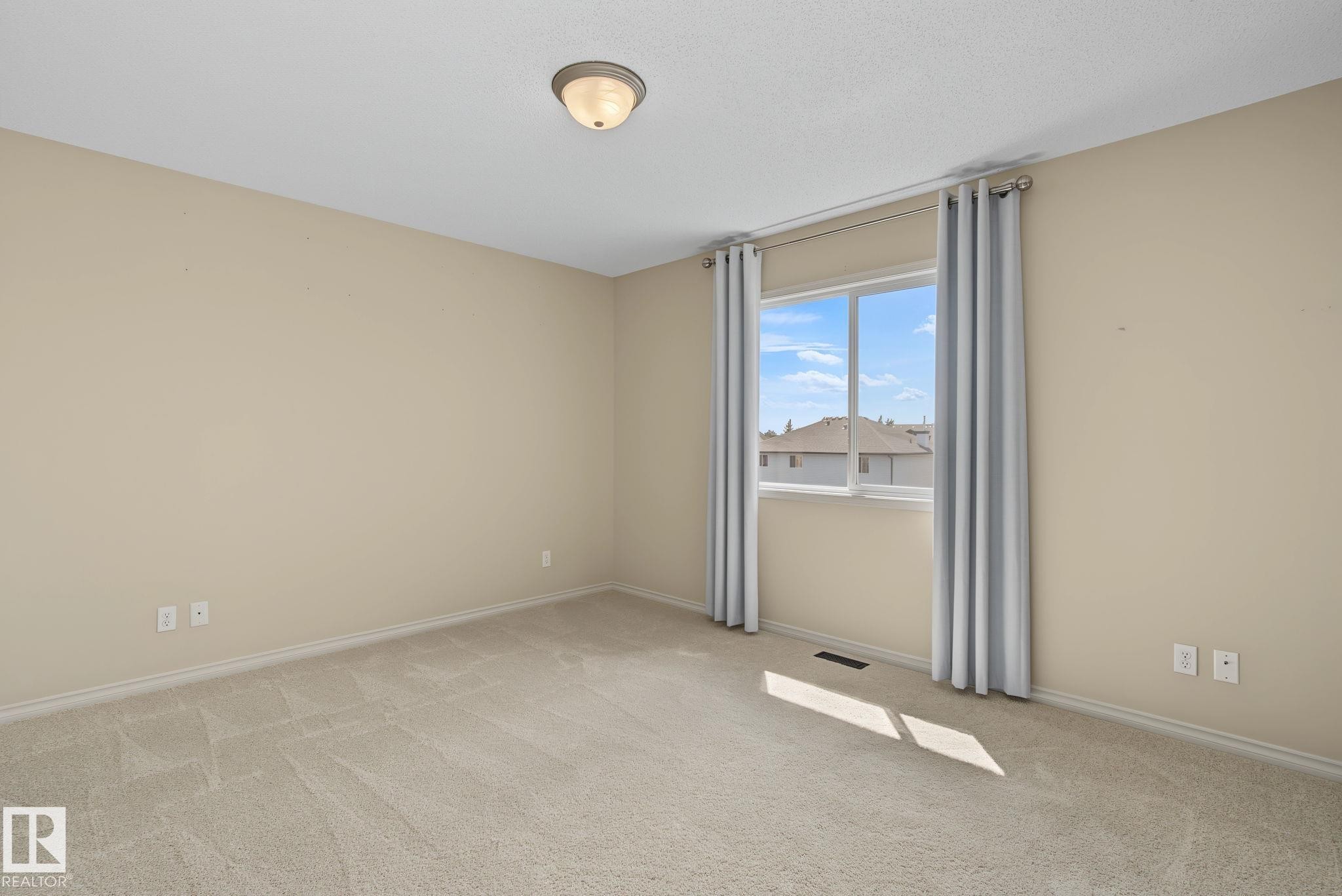 616 61 Street Sw, Edmonton, AB - Indoor Photo Showing Other Room