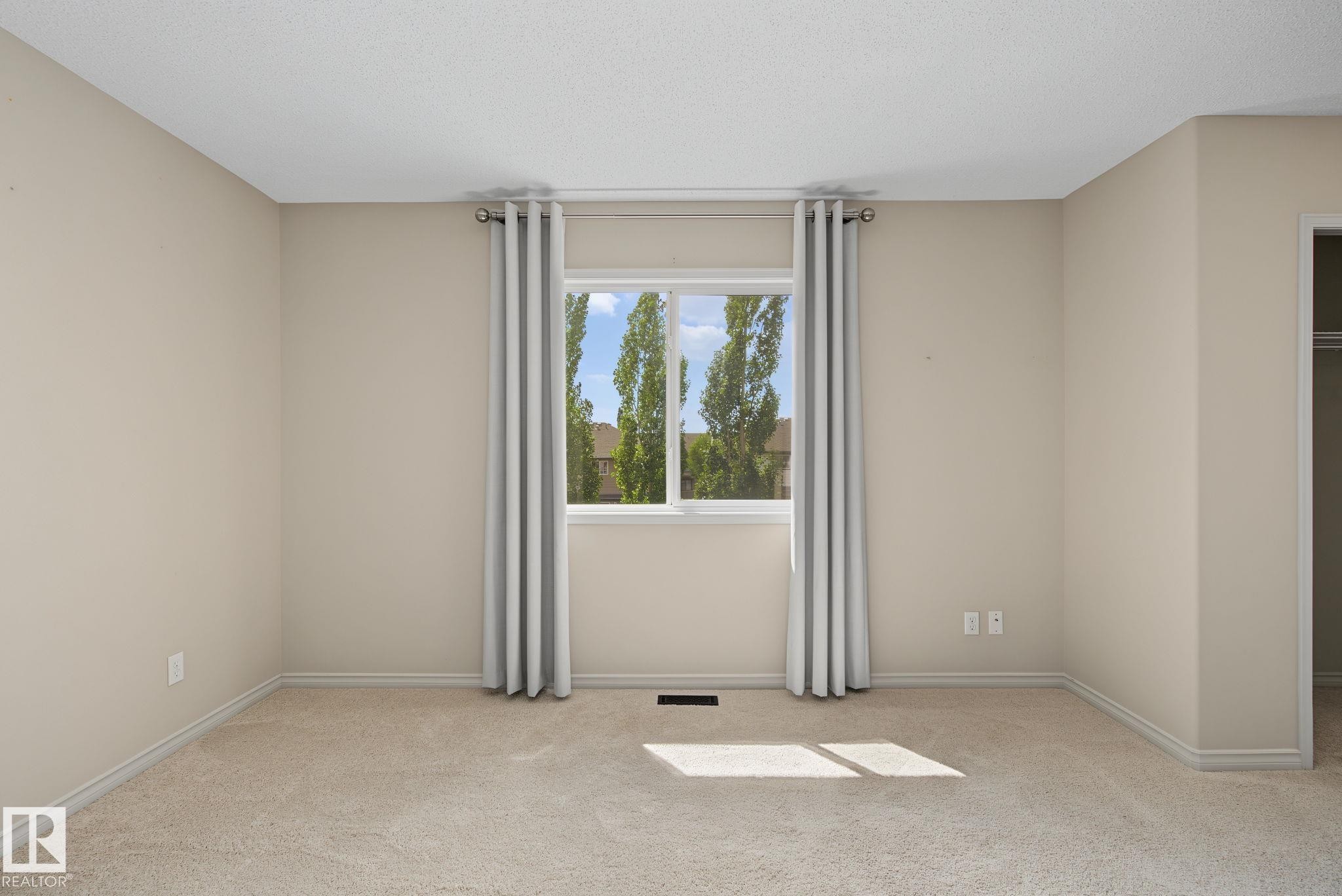 616 61 Street Sw, Edmonton, AB - Indoor Photo Showing Other Room