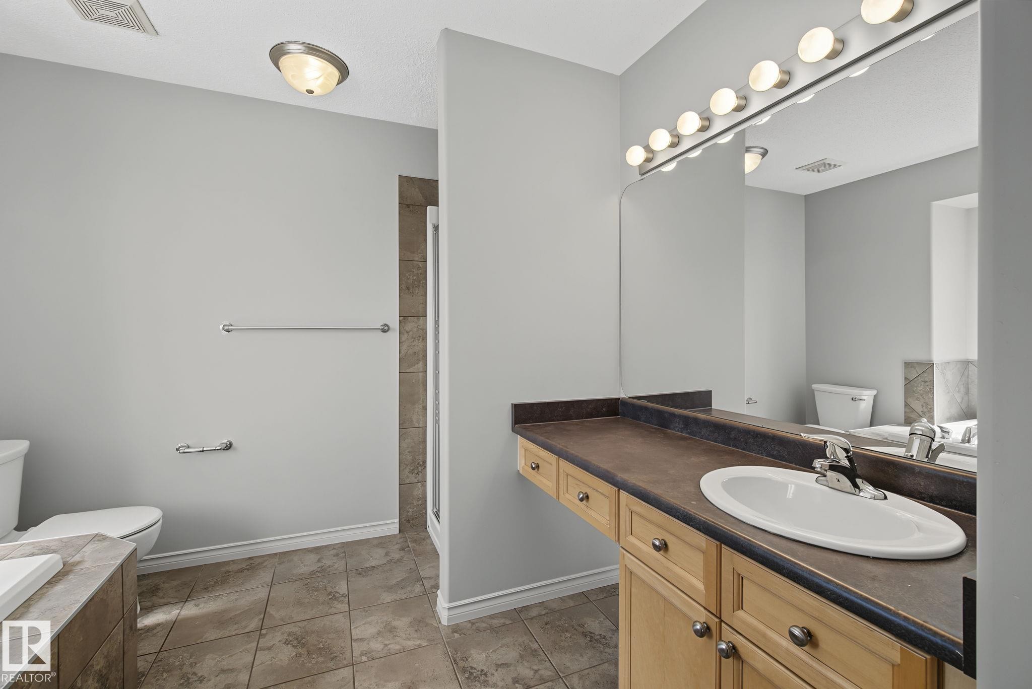 616 61 Street Sw, Edmonton, AB - Indoor Photo Showing Bathroom