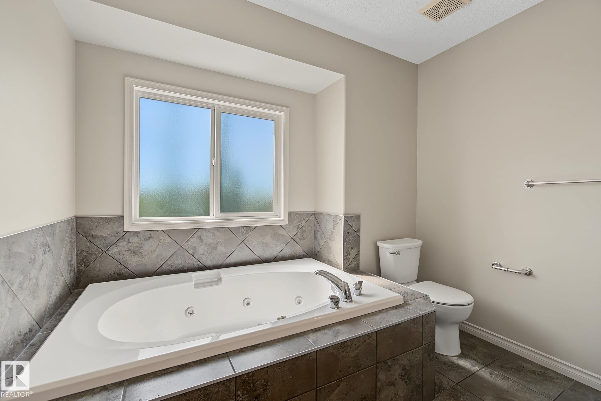 616 61 Street Sw, Edmonton, AB - Indoor Photo Showing Bathroom