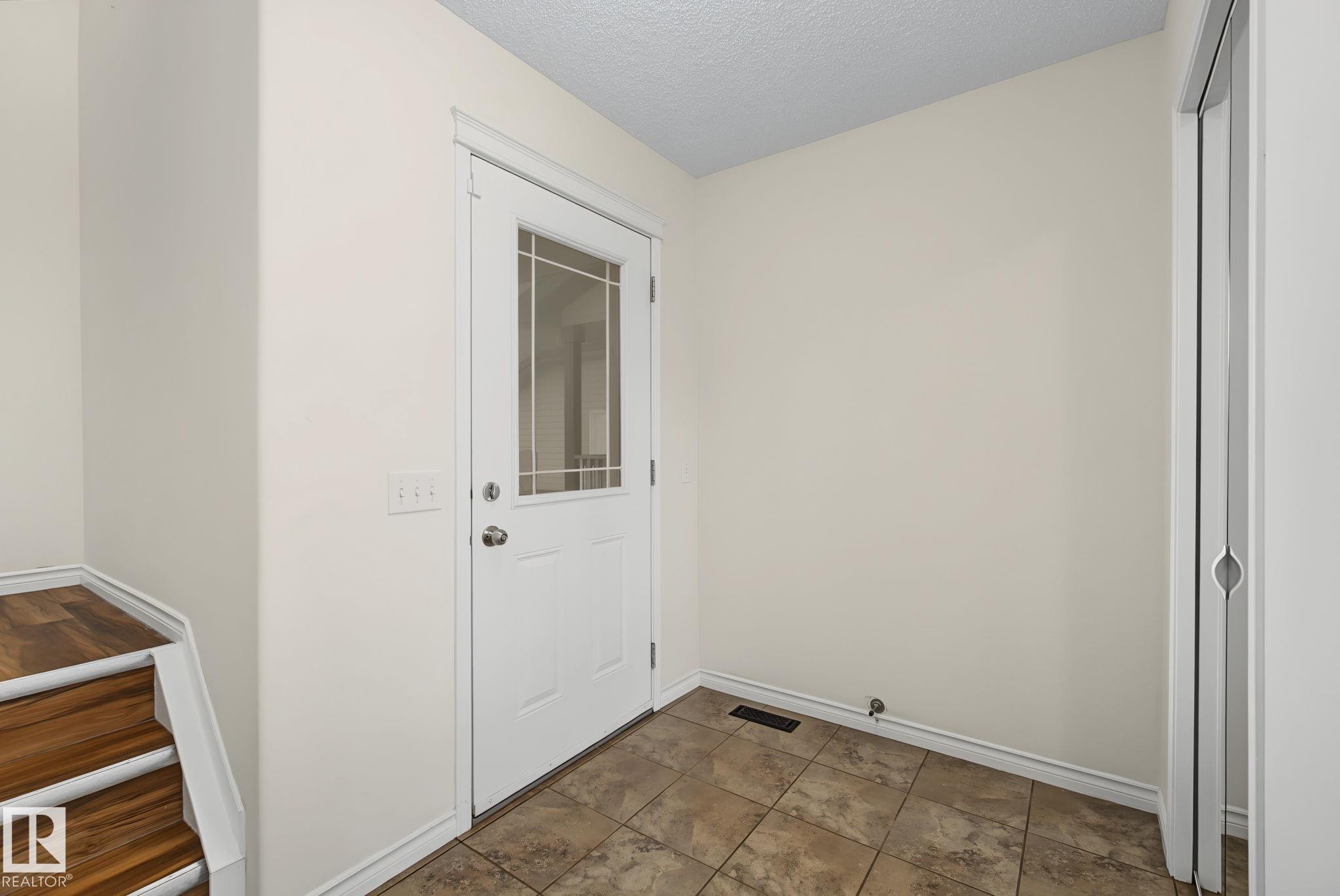 616 61 Street Sw, Edmonton, AB - Indoor Photo Showing Other Room
