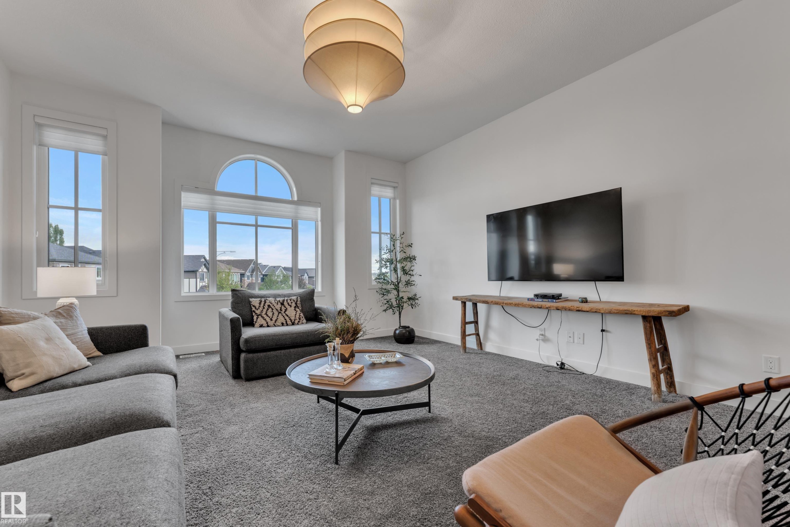 3722 Kidd Crescent Sw, Edmonton, AB - Indoor Photo Showing Living Room