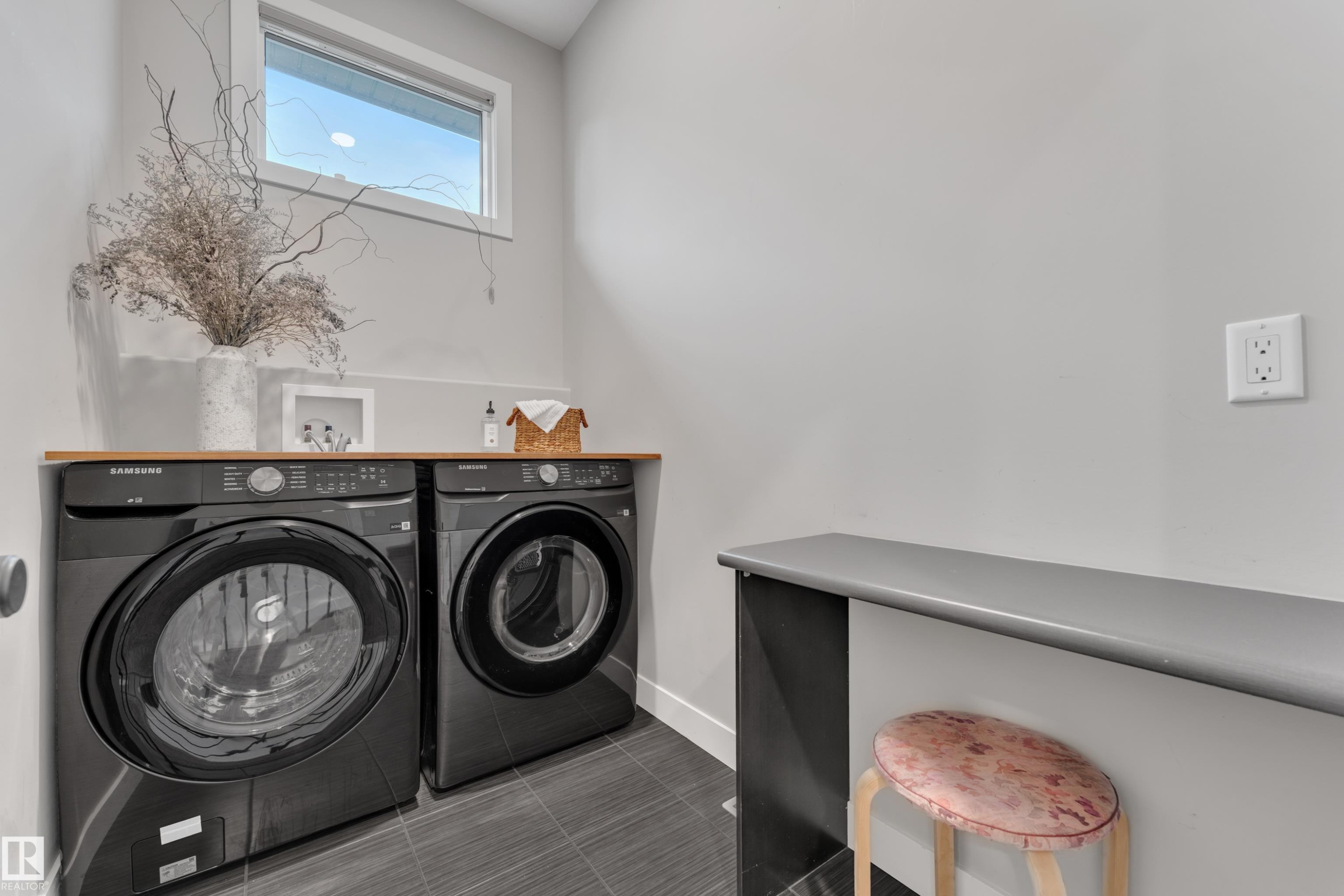 3722 Kidd Crescent Sw, Edmonton, AB - Indoor Photo Showing Laundry Room