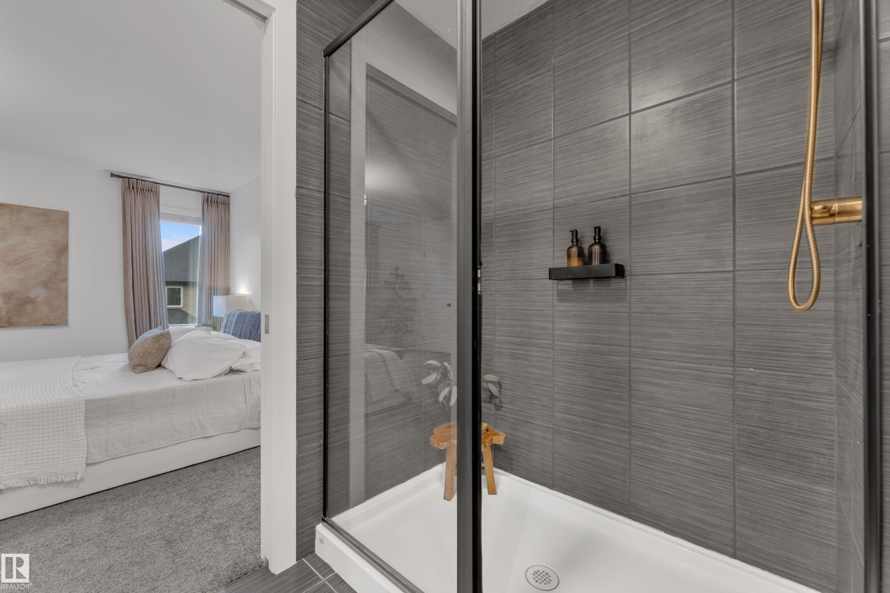 3722 Kidd Crescent Sw, Edmonton, AB - Indoor Photo Showing Bathroom