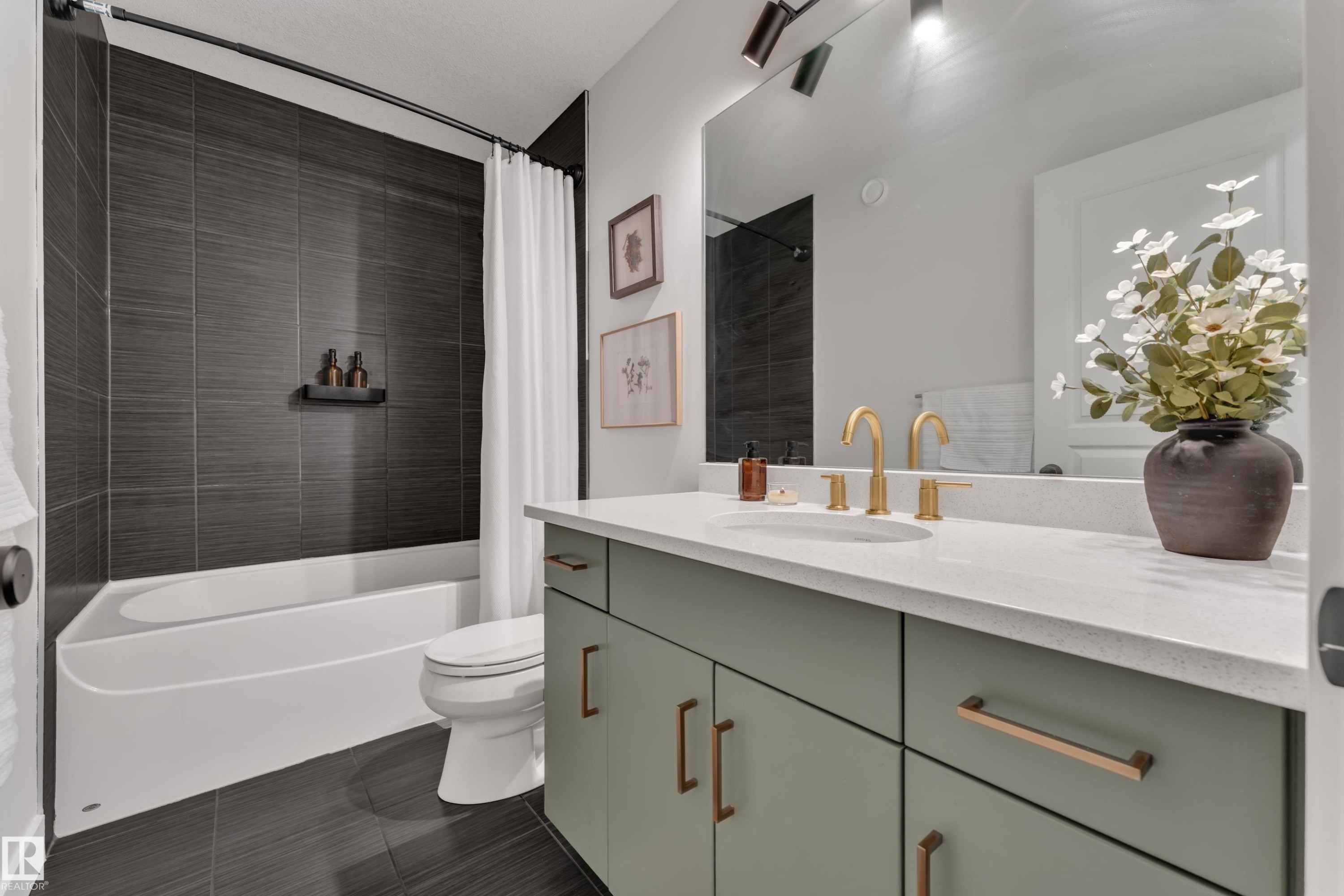 3722 Kidd Crescent Sw, Edmonton, AB - Indoor Photo Showing Bathroom